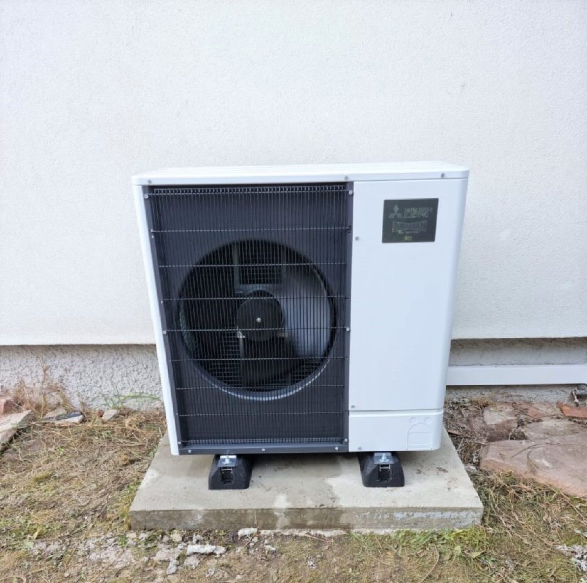 Remplacement chaudière par une PAC AIR-EAU MITSUBISHI, ECS intégrée, groupe extérieur gamme silence dans une maison à Strasbourg