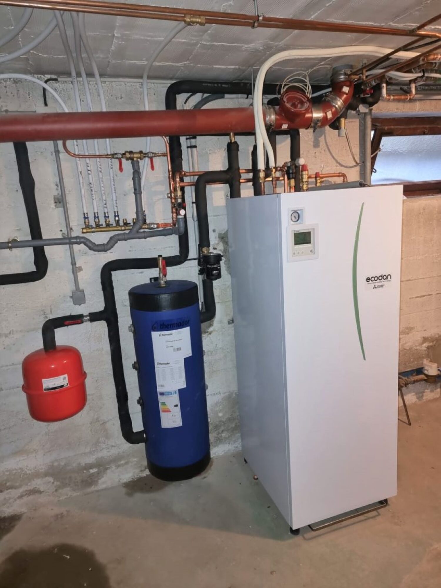 Remplacement de chaudière avec une PAC AIR-EAU MITSUBISHI, ECS intégrée, groupe extérieur gamme silence dans une maison à Strasbourg