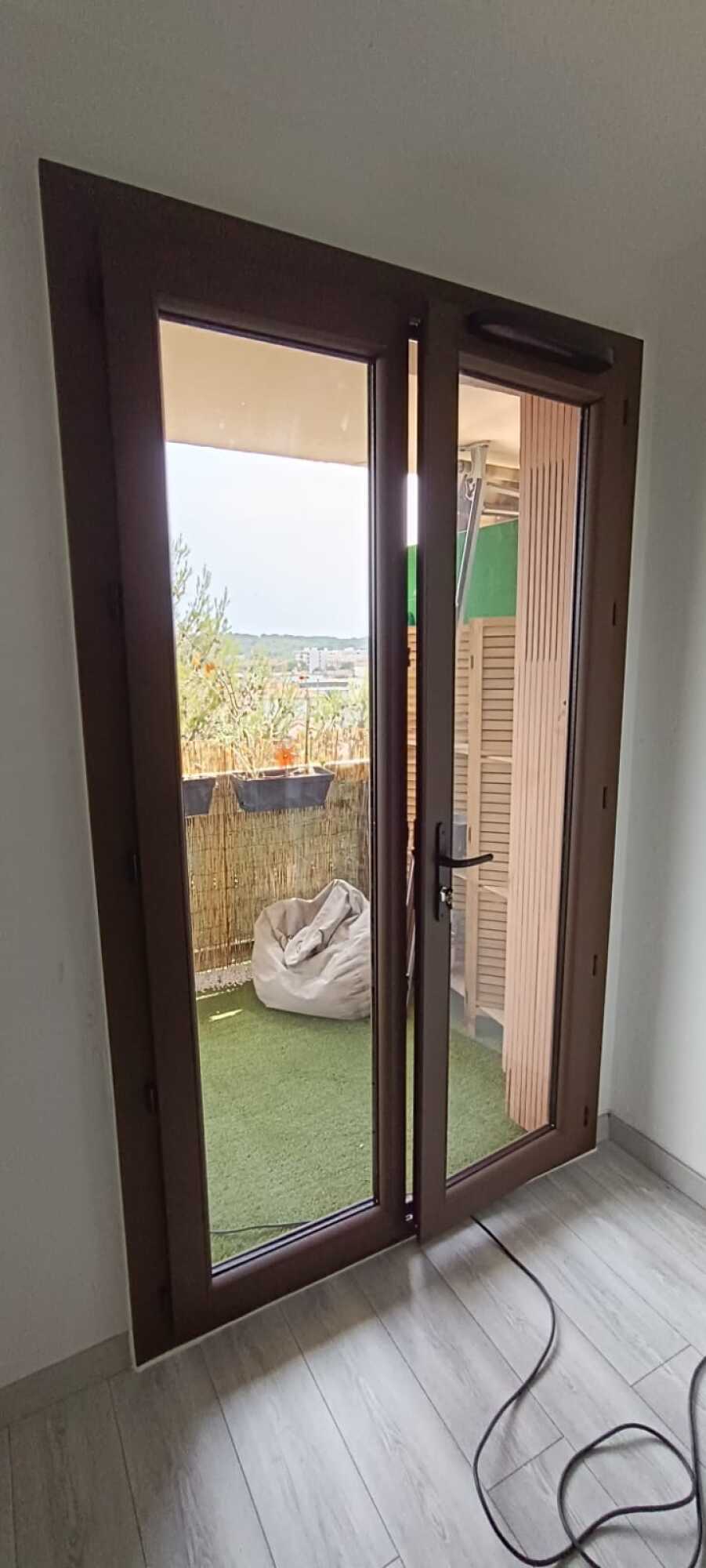 Porte-fenêtre PVC 2 vantaux – Clairs de vitrage égaux