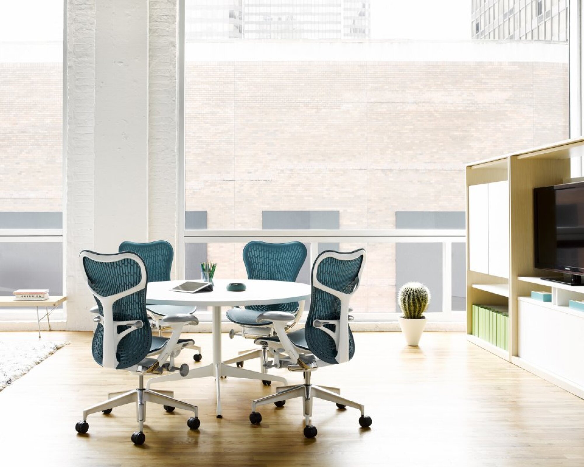 Fauteuil MIRRA 2 Herman MILLER Butterfly Dark turquoise