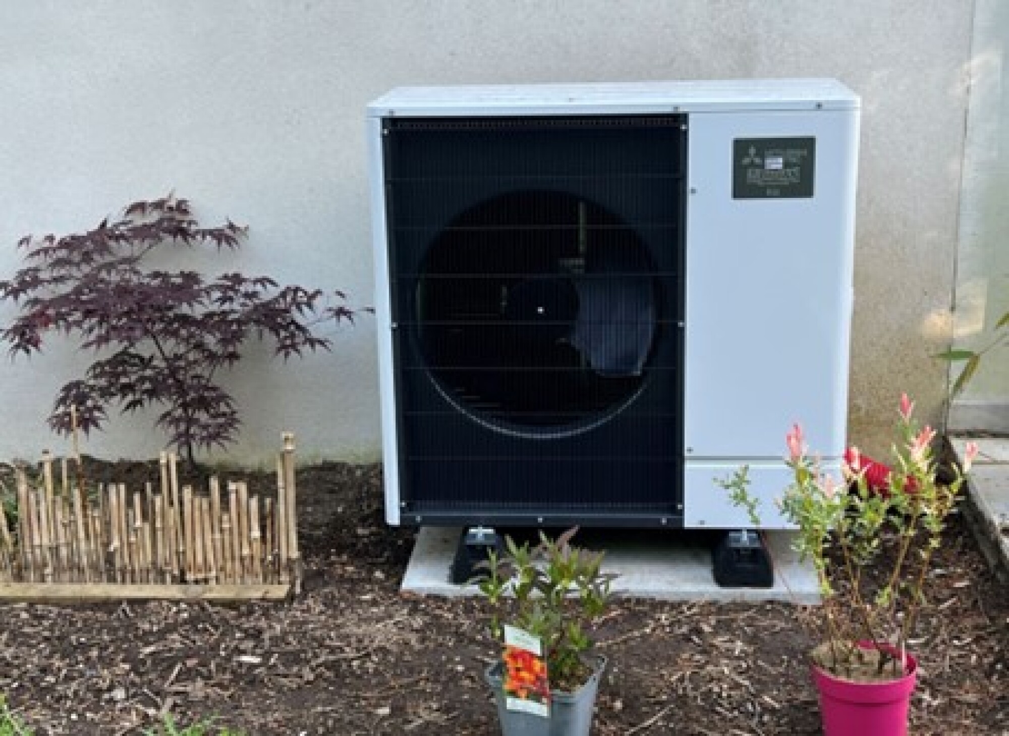 Pompe à chaleur AIR/EAU avec eau chaude intégrée 200L MITSUBISHI 8 kW