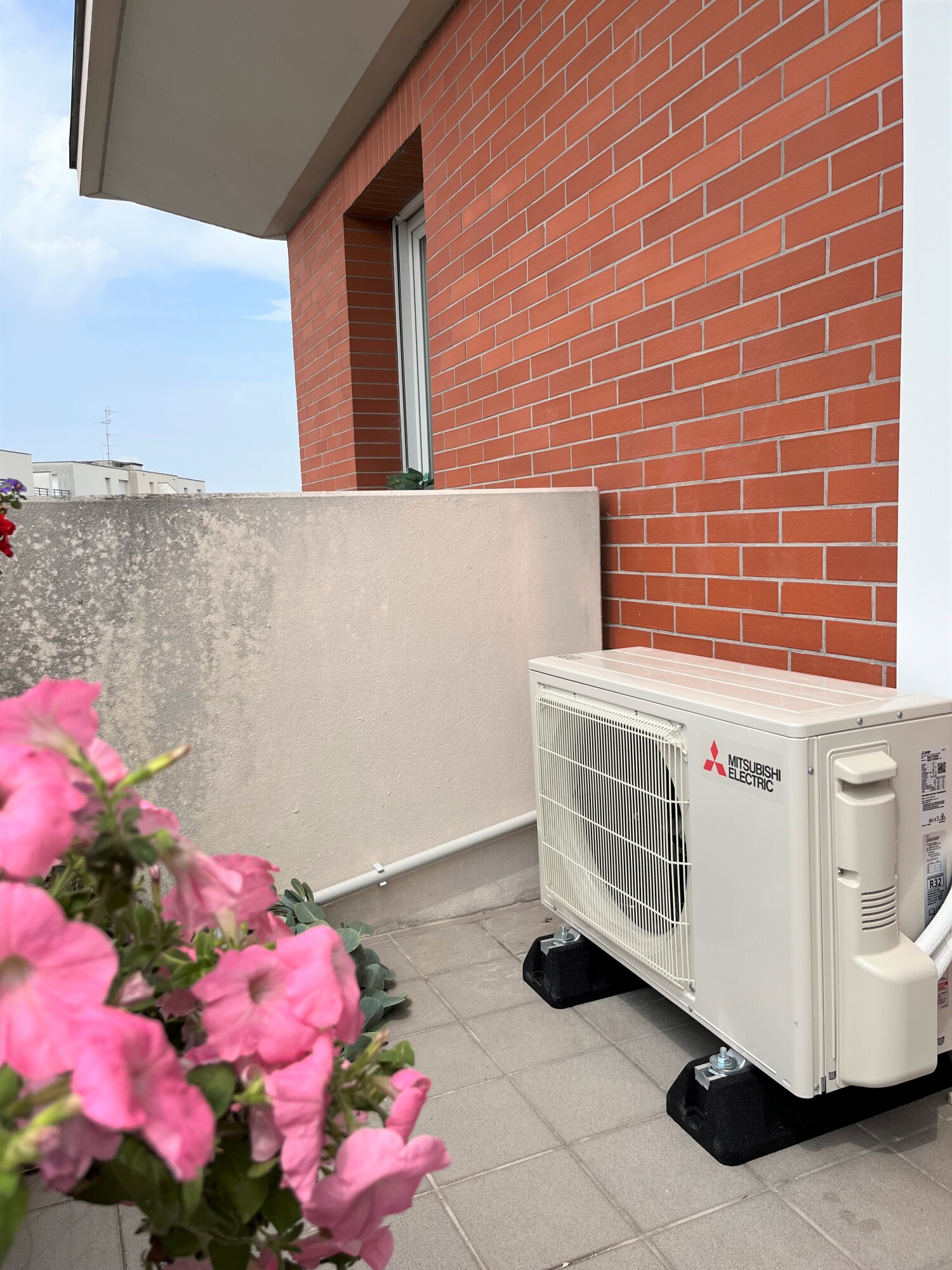Installation PAC air-air en mono-split Mitsubishi - climatisation  réversible - mural compact - Illkirch