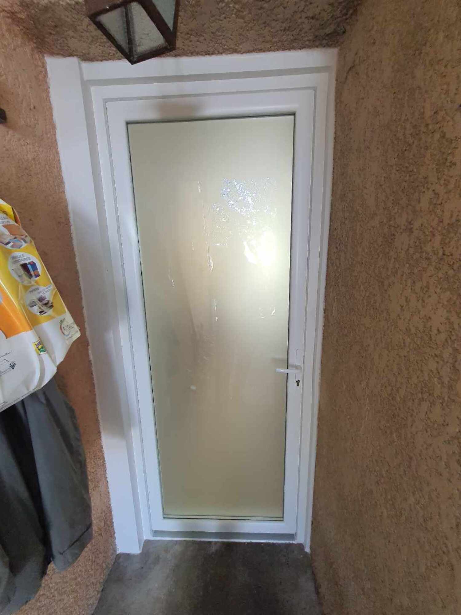 Porte d'entrée 1 vantail PVC blanc + Double vitrage sablé
