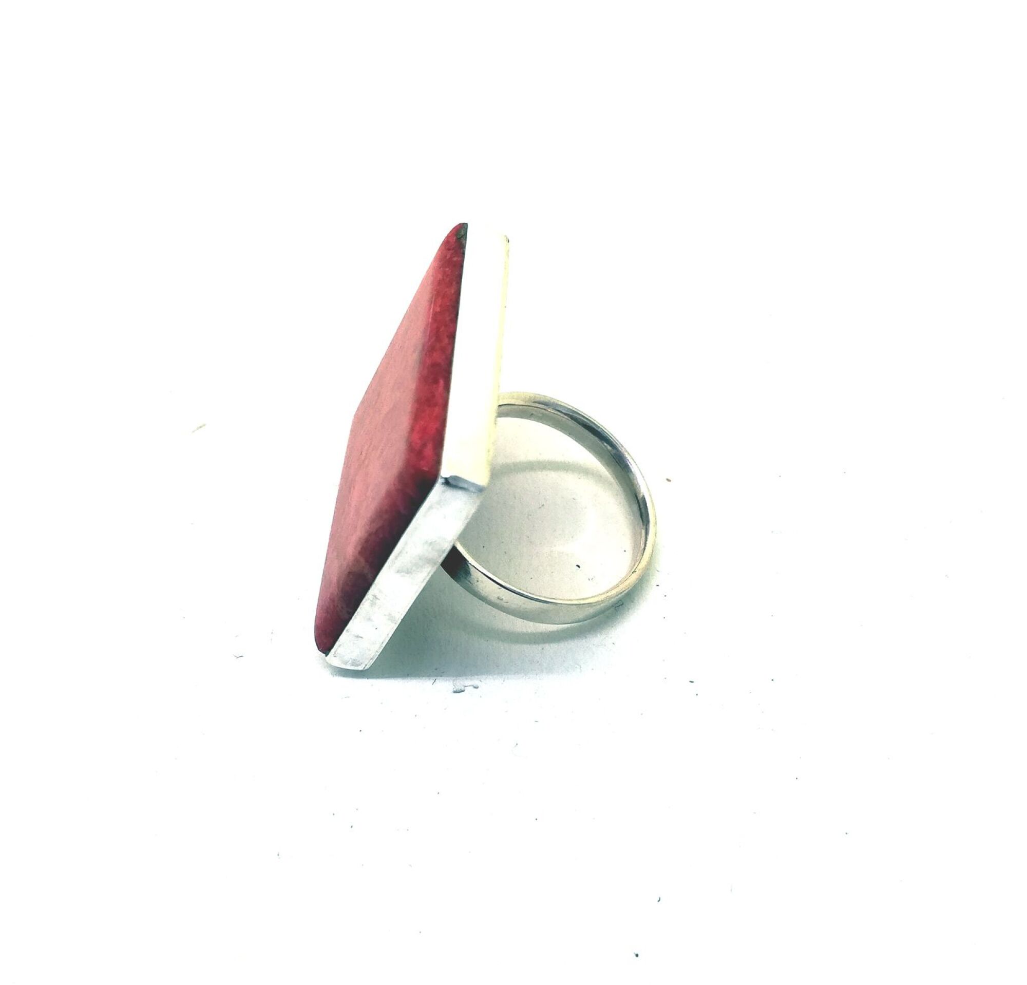 Bague carrée en argent et gorgone rouge