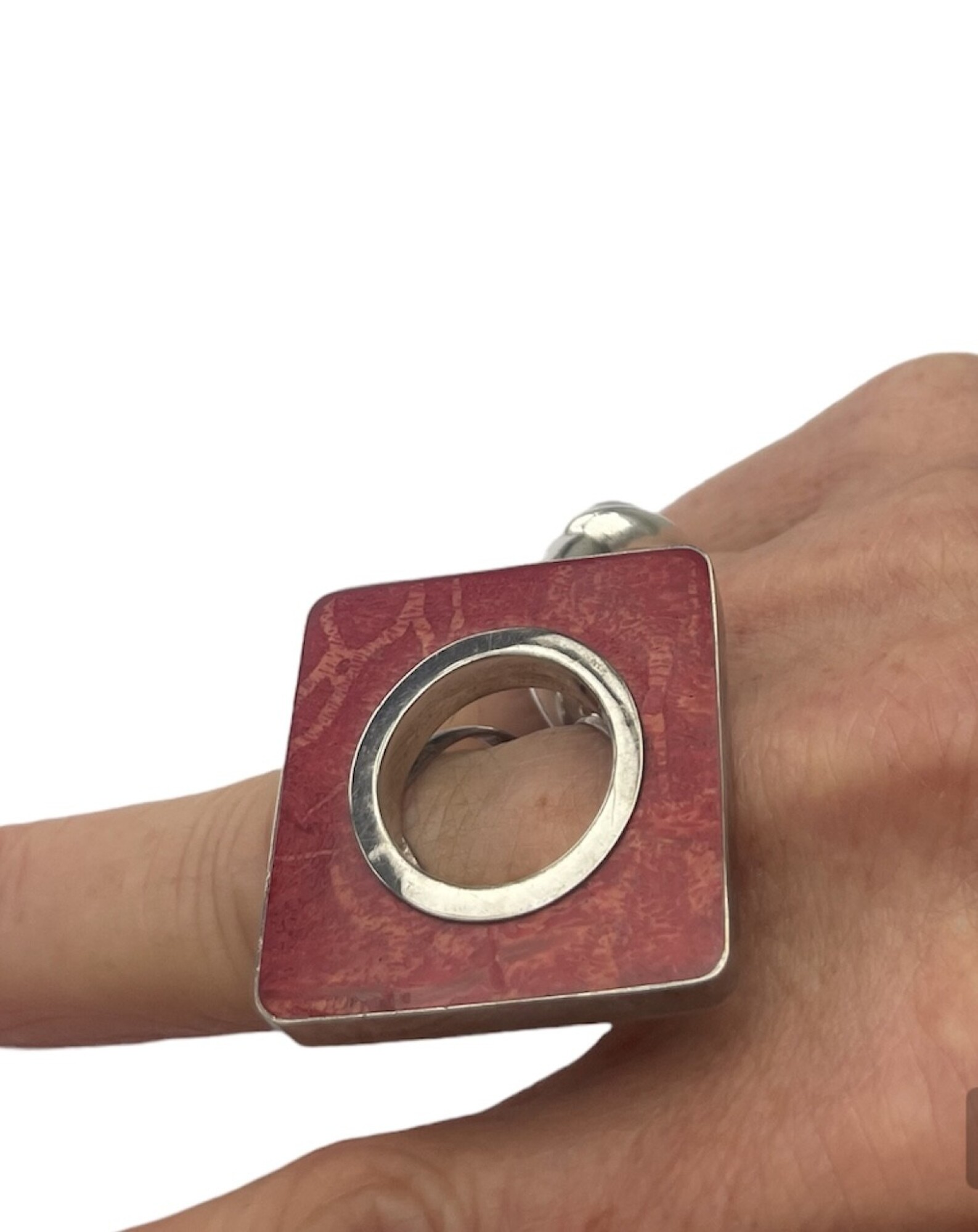 Bague carrée en argent et gorgone rouge
