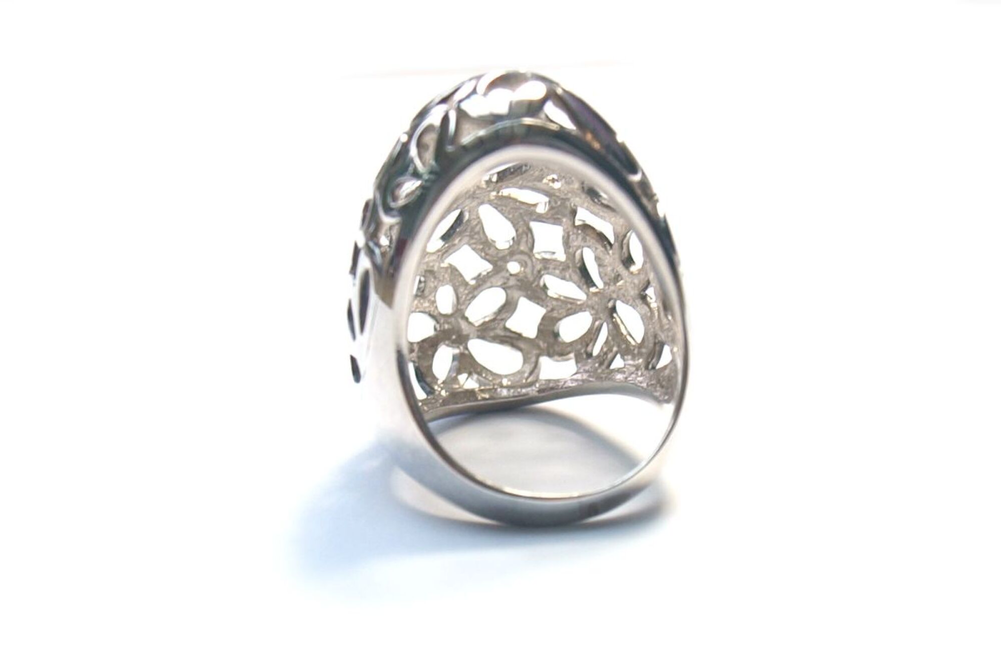 Bague en argent ajourée de motifs fleurs