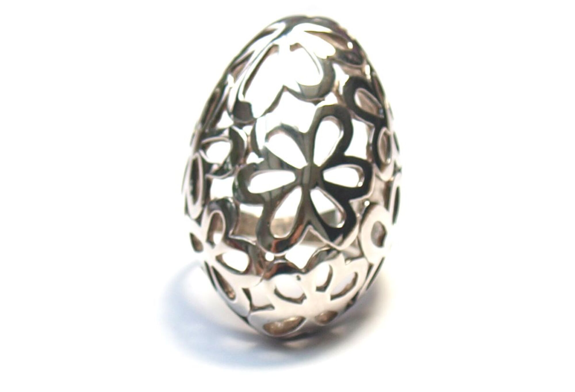 Bague en argent ajourée de motifs fleurs