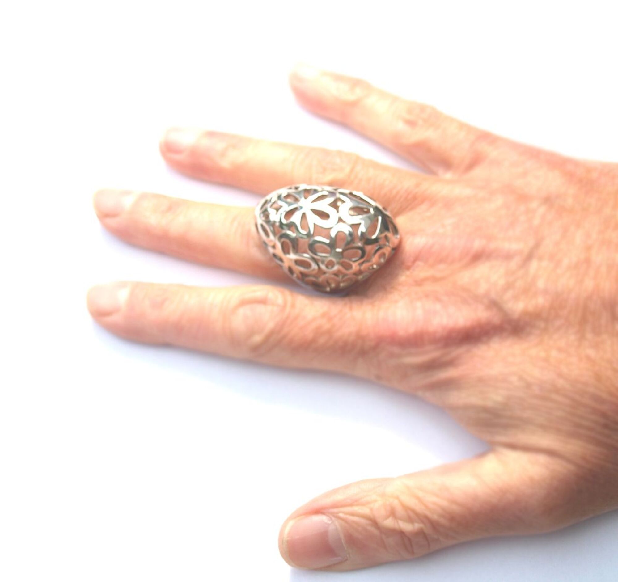 Bague en argent ajourée de motifs fleurs