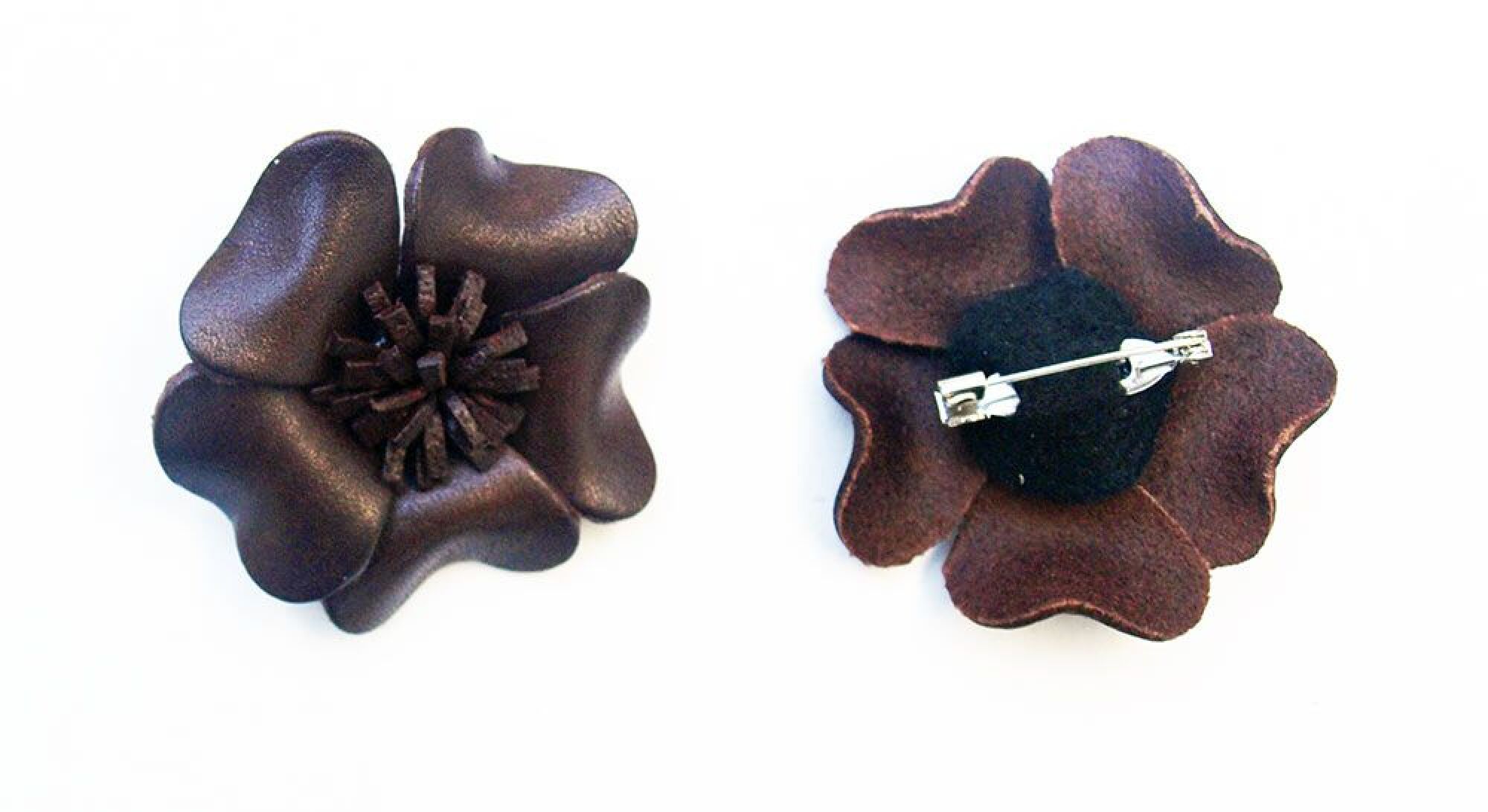Broche cuir fleur marron