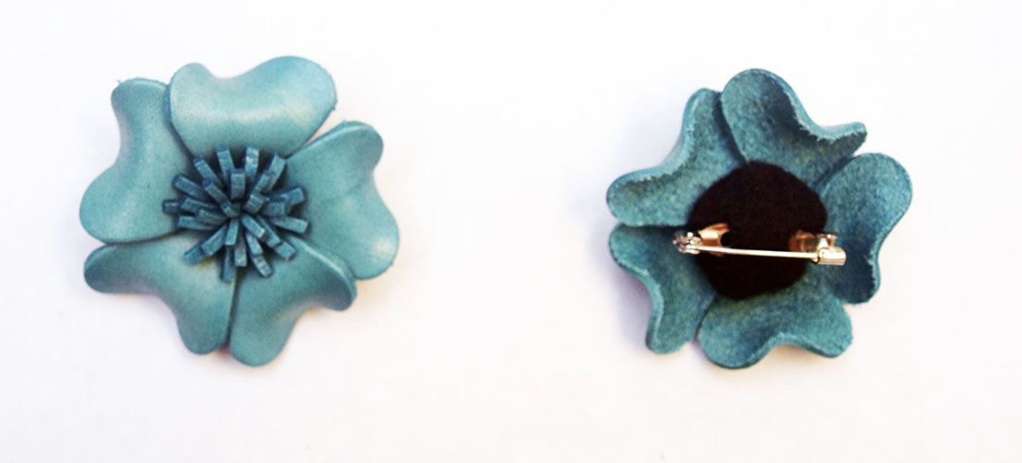 Broche cuir forme fleur de couleur bleu