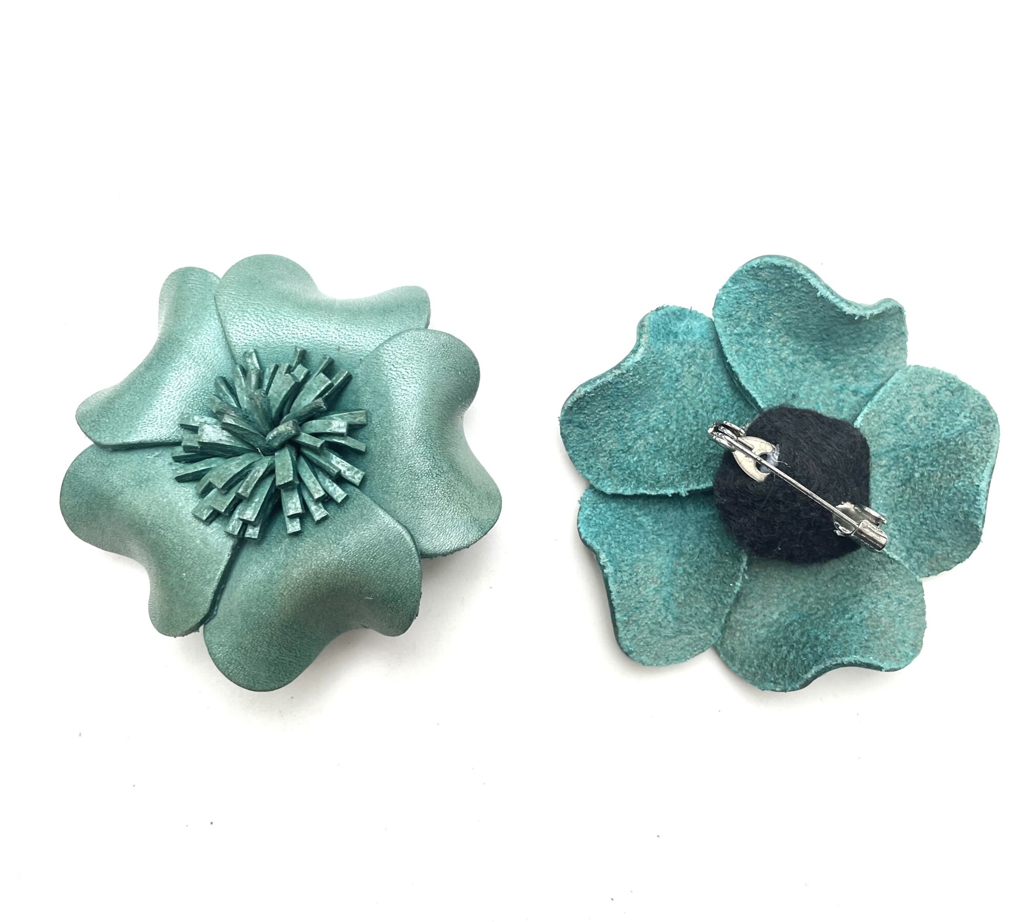 Broche cuir forme fleur de couleur bleu