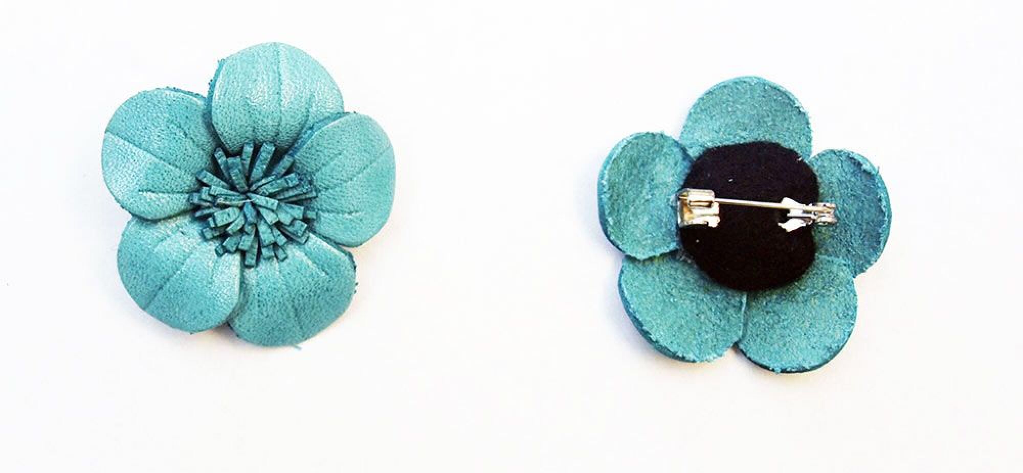 Broche cuir forme fleur de couleur bleu turquoise