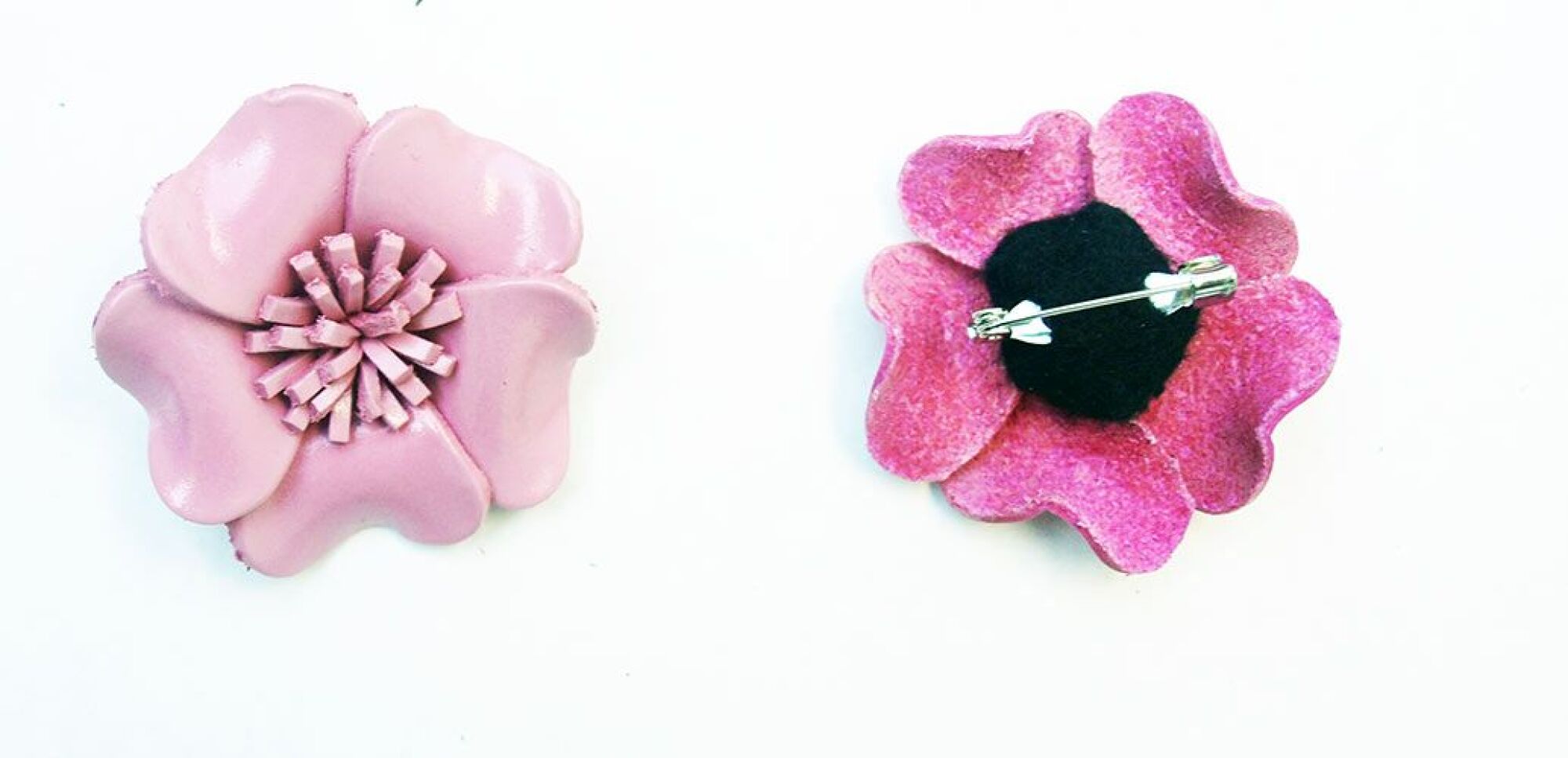 Broche cuir forme fleur de couleur rose clair