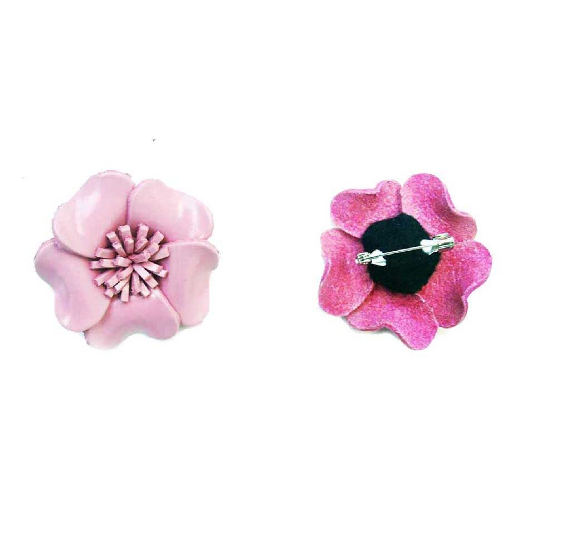 Broche cuir forme fleur de couleur rose clair