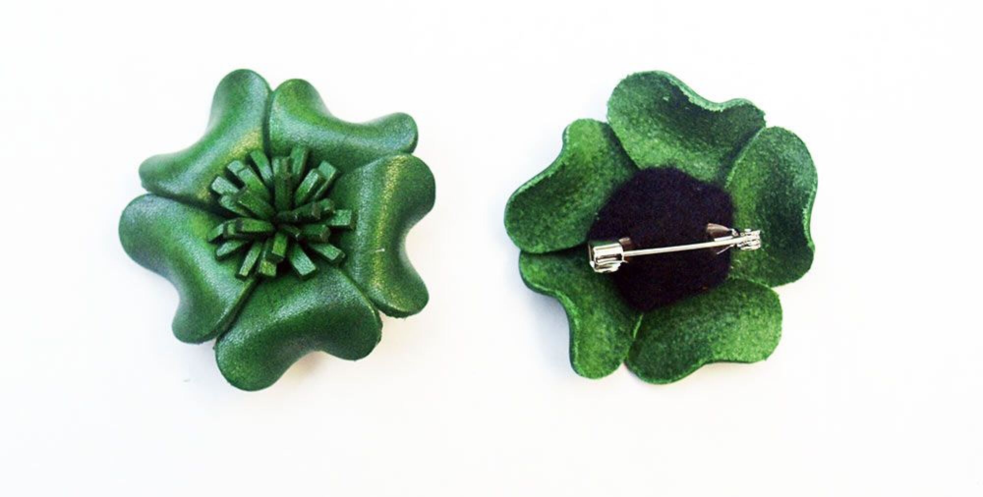 Broche cuir forme fleur de couleur vert foncé