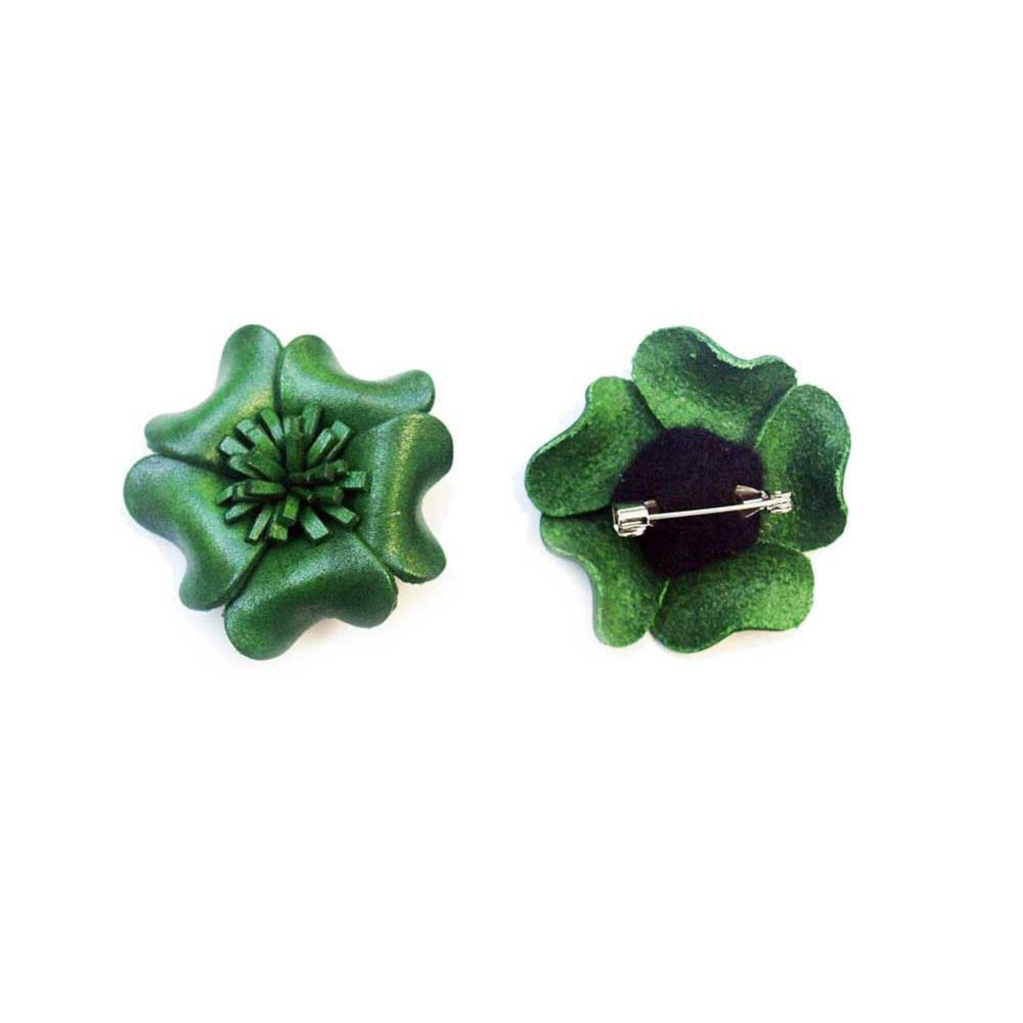 Broche cuir forme fleur de couleur vert foncé