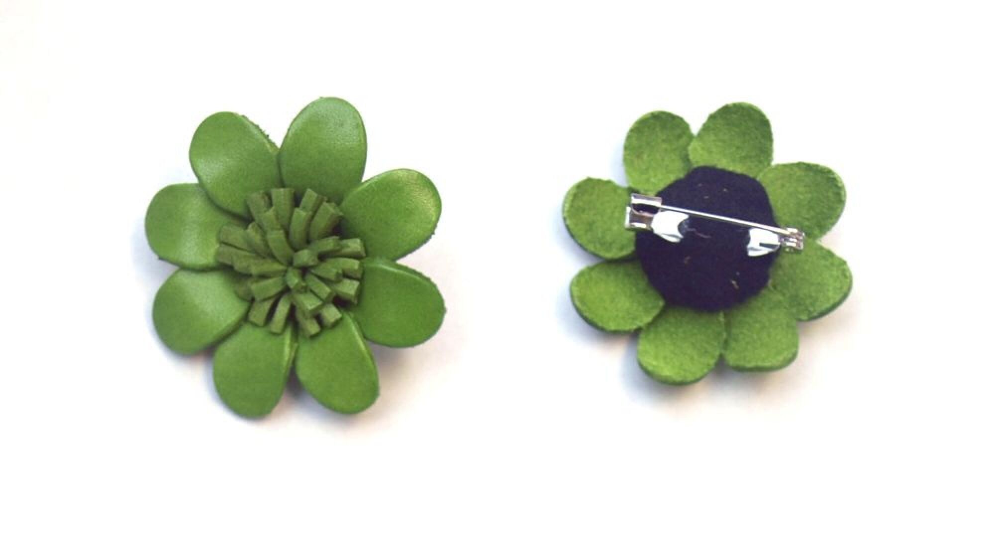 Broche cuir forme marguerite vert