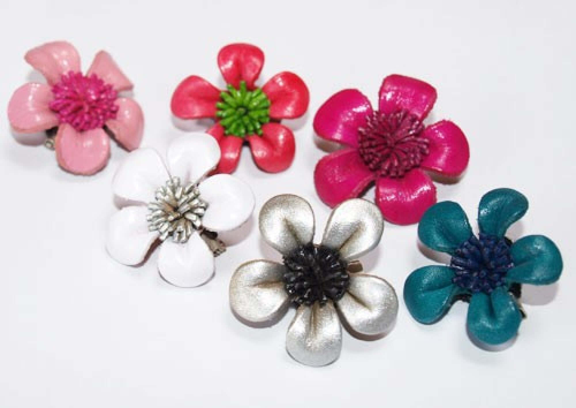 Broche fleur en cuir coloré - Divers coloris
