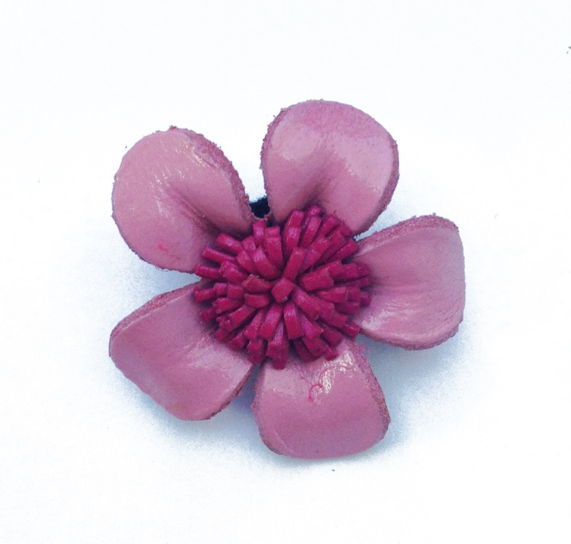 Broche fleur en cuir coloré - Divers coloris
