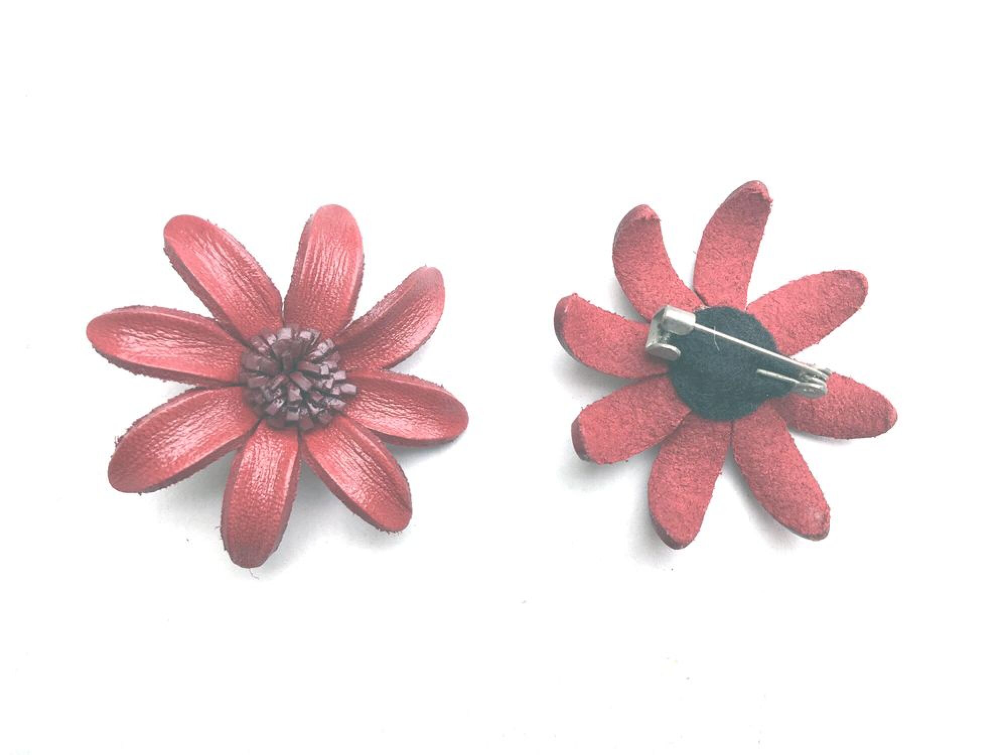 Broche fleur marguerite en cuir coloré - couleur au choix