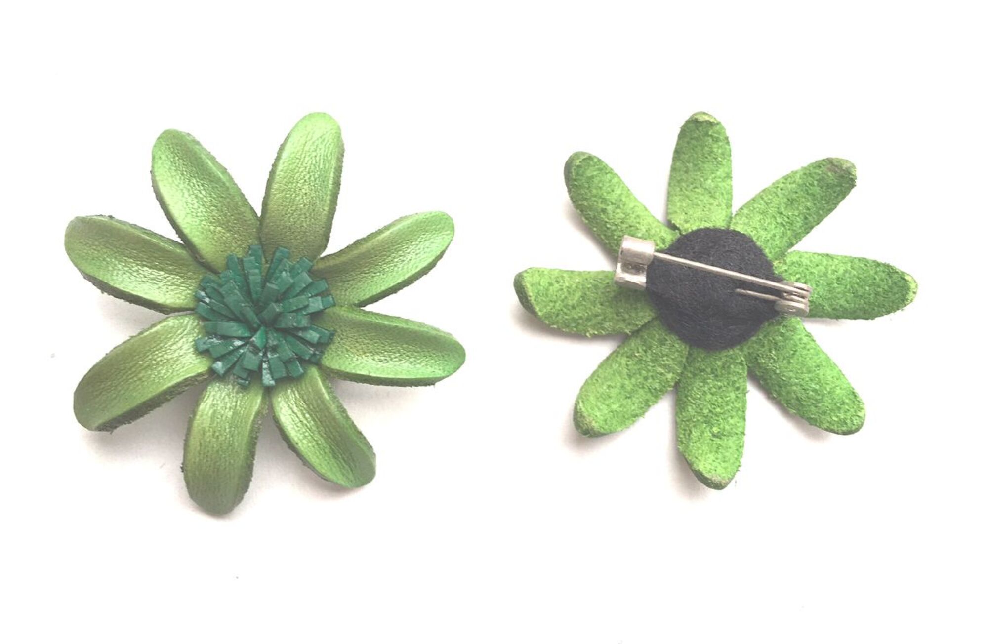 Broche fleur marguerite en cuir coloré - couleur au choix