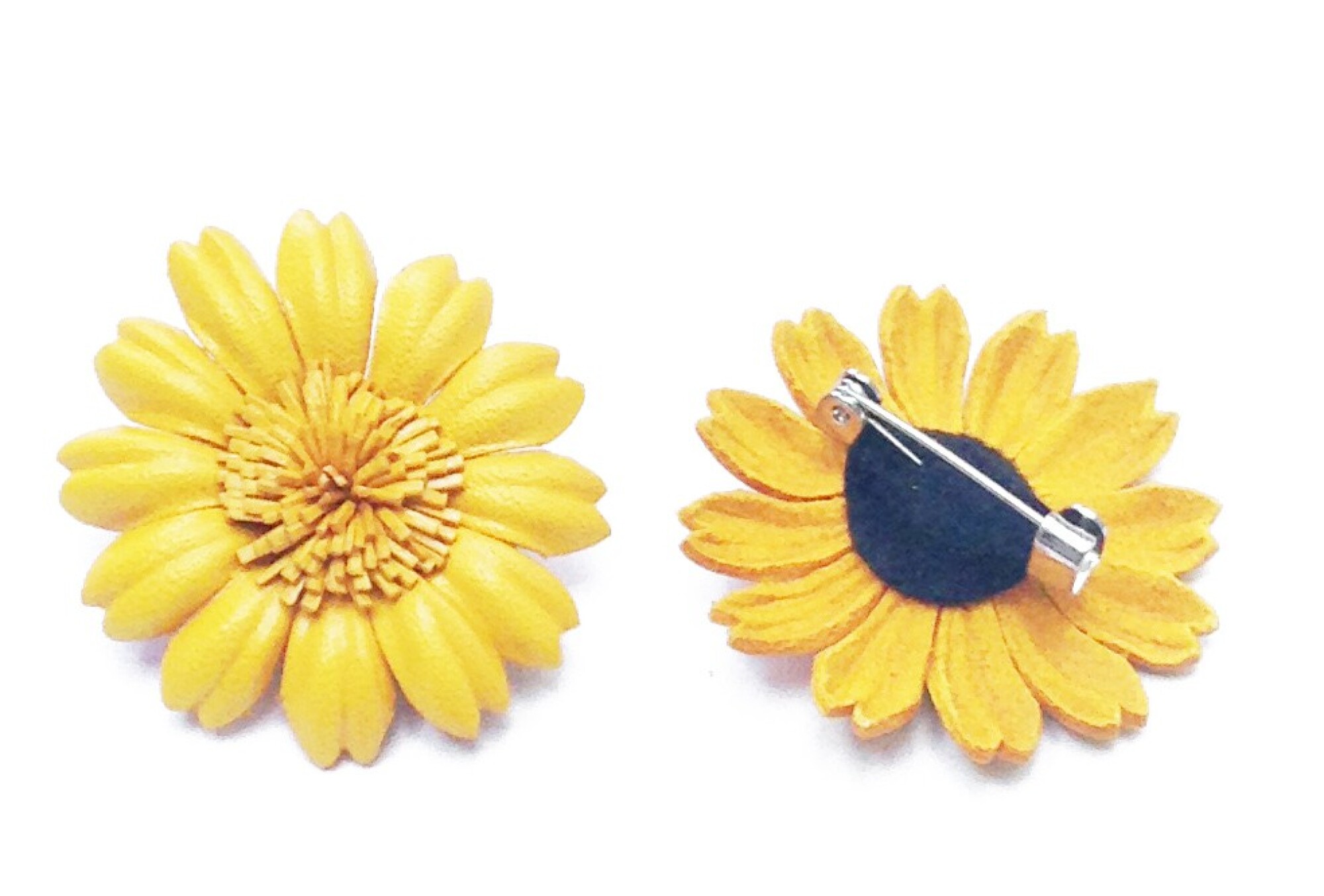 Broche marguerite en cuir coloré
