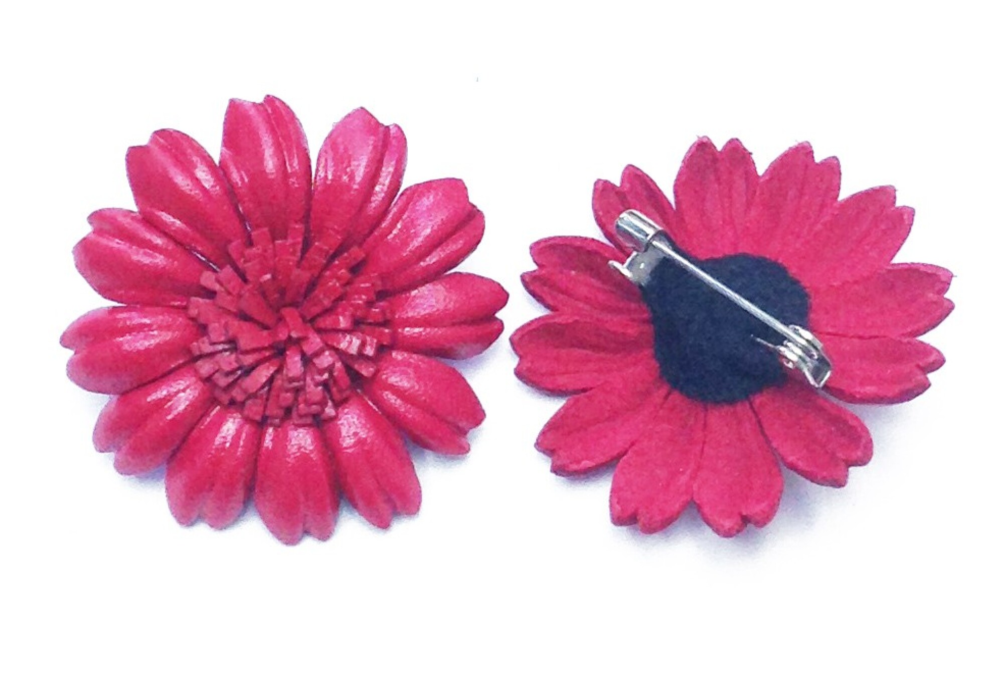 Broche marguerite en cuir coloré