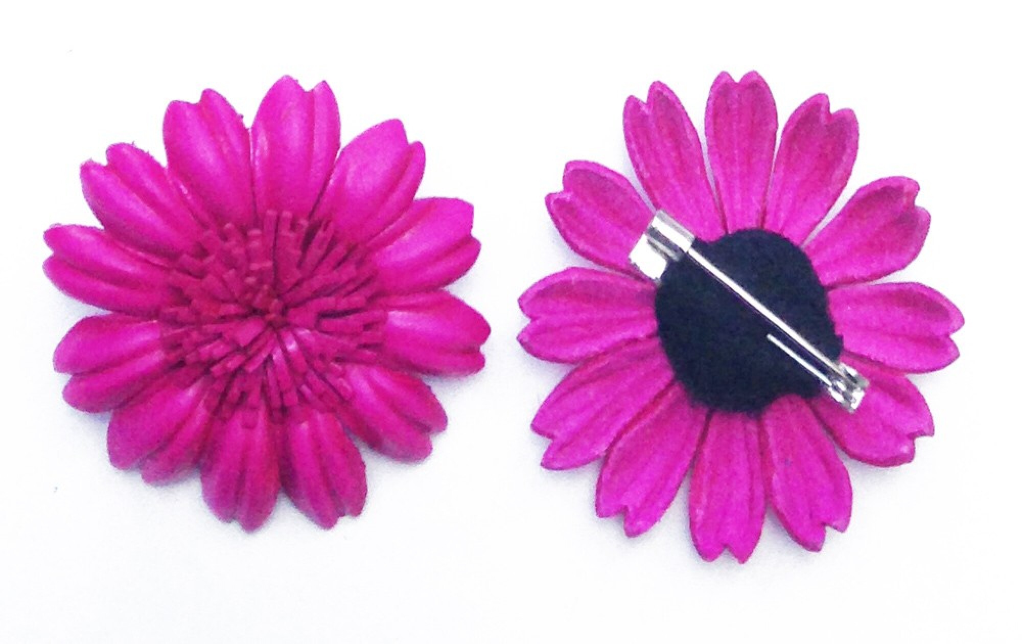 Broche marguerite en cuir coloré