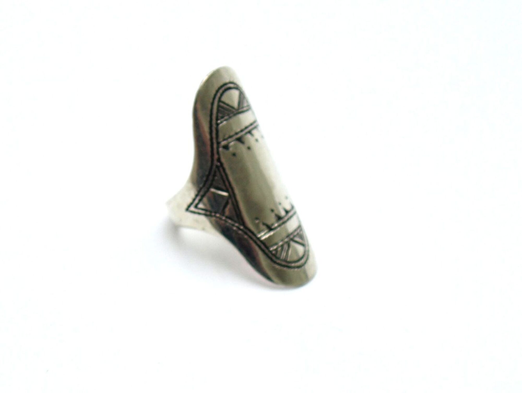 Longue Bague Touareg allongée gravée motifs géométriques