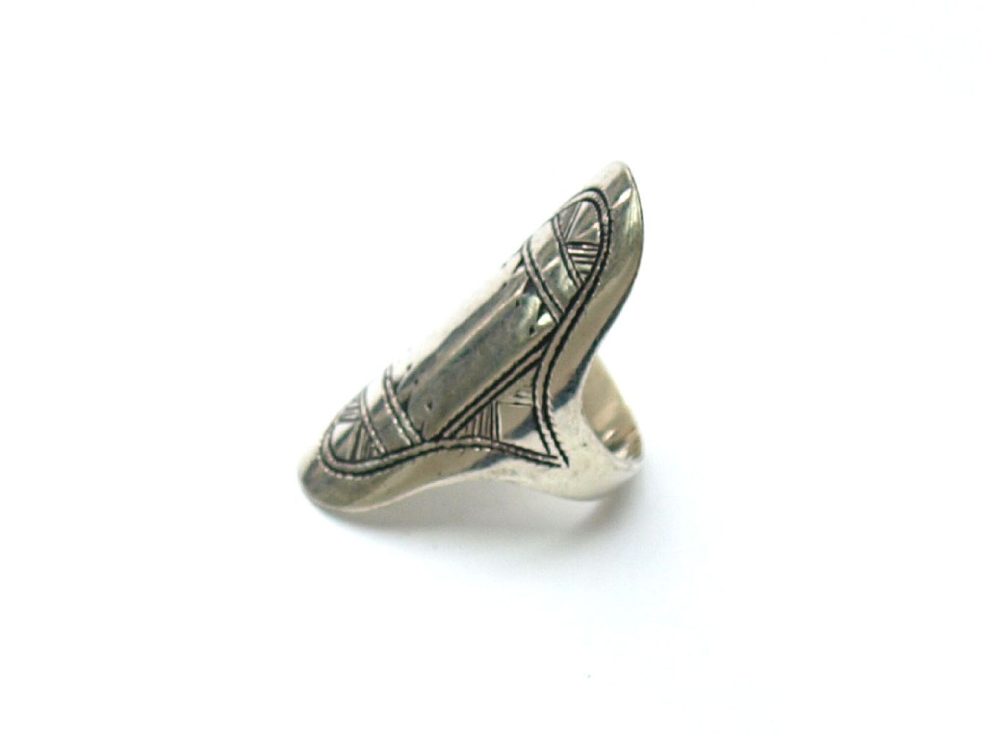 Longue Bague Touareg allongée gravée motifs géométriques
