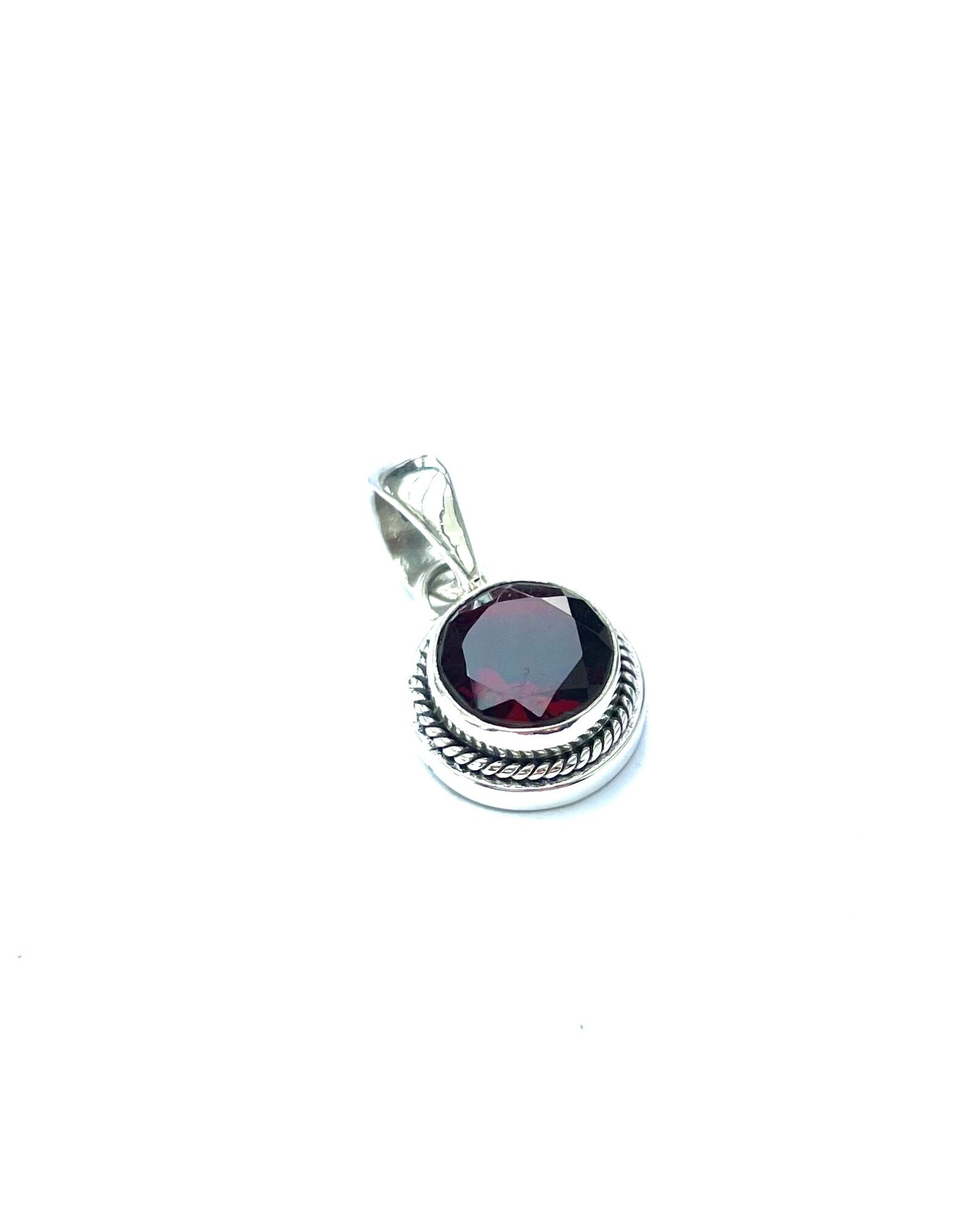 Pendentif en argent et grenat facetté