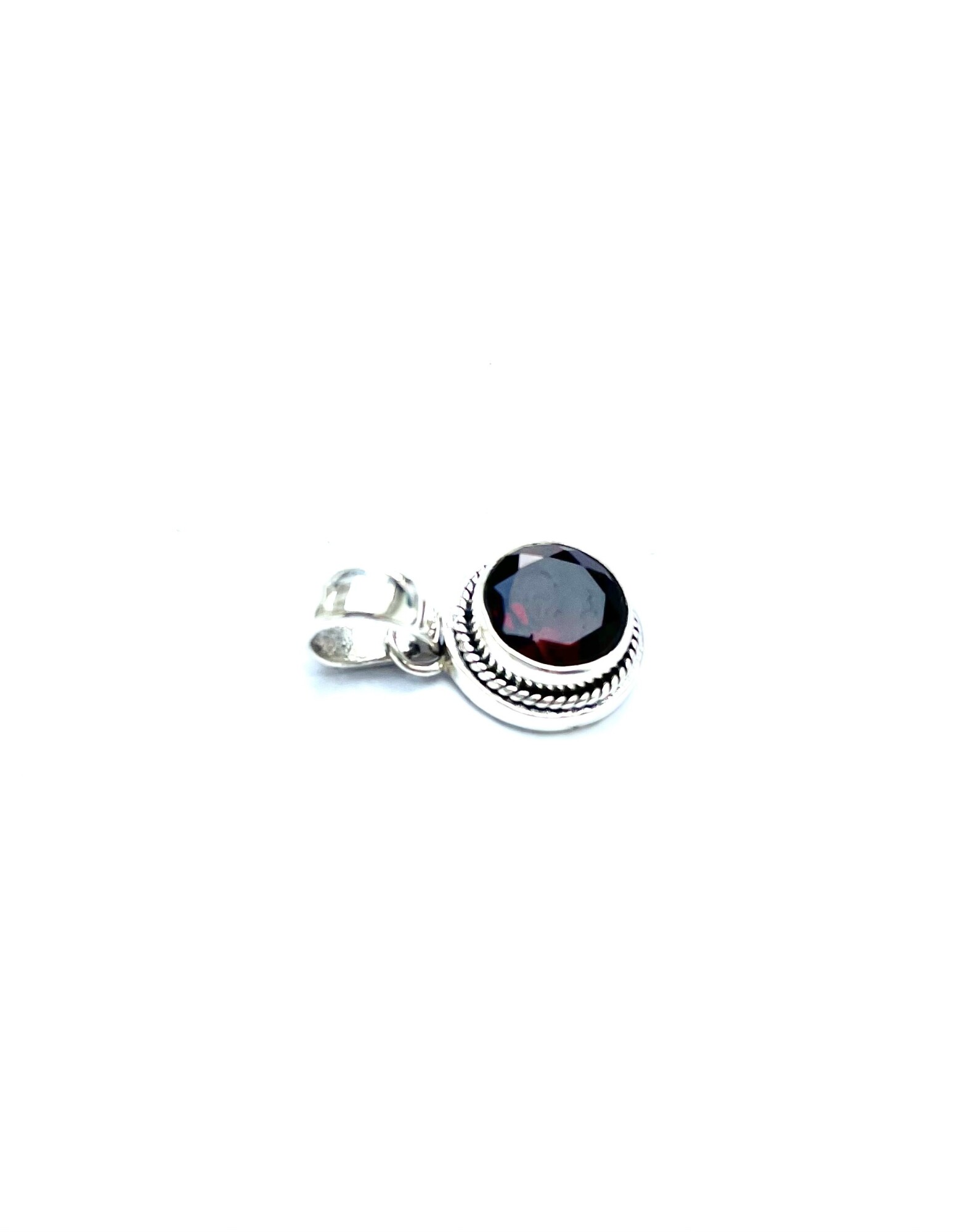 Pendentif en argent et grenat facetté