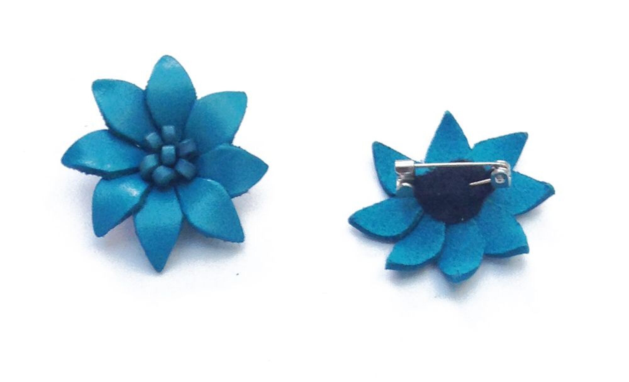 Petite Broche fleur en cuir bleu clair