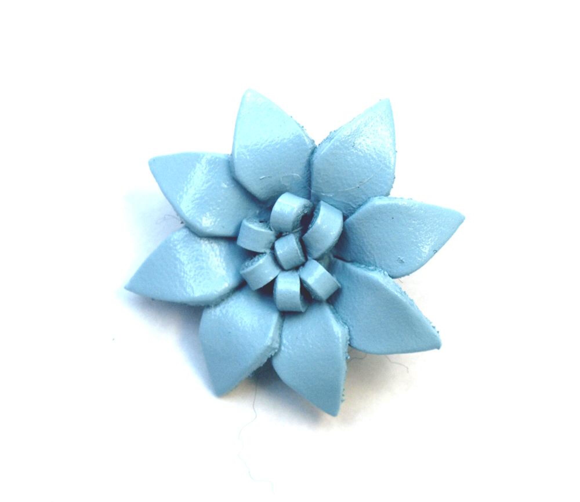 Petite Broche fleur en cuir bleu clair