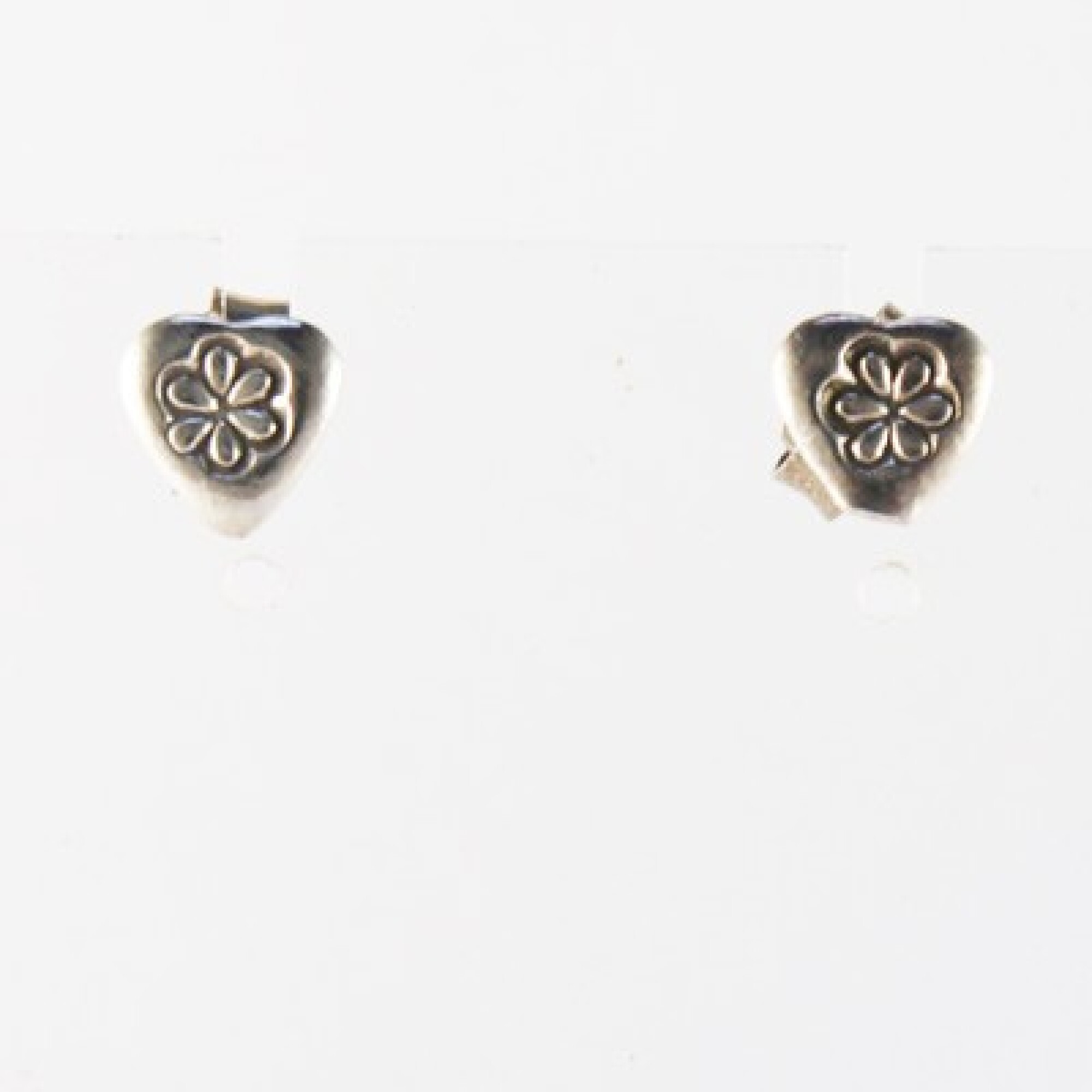 Puces en argent forme coeur avec fleur gravé