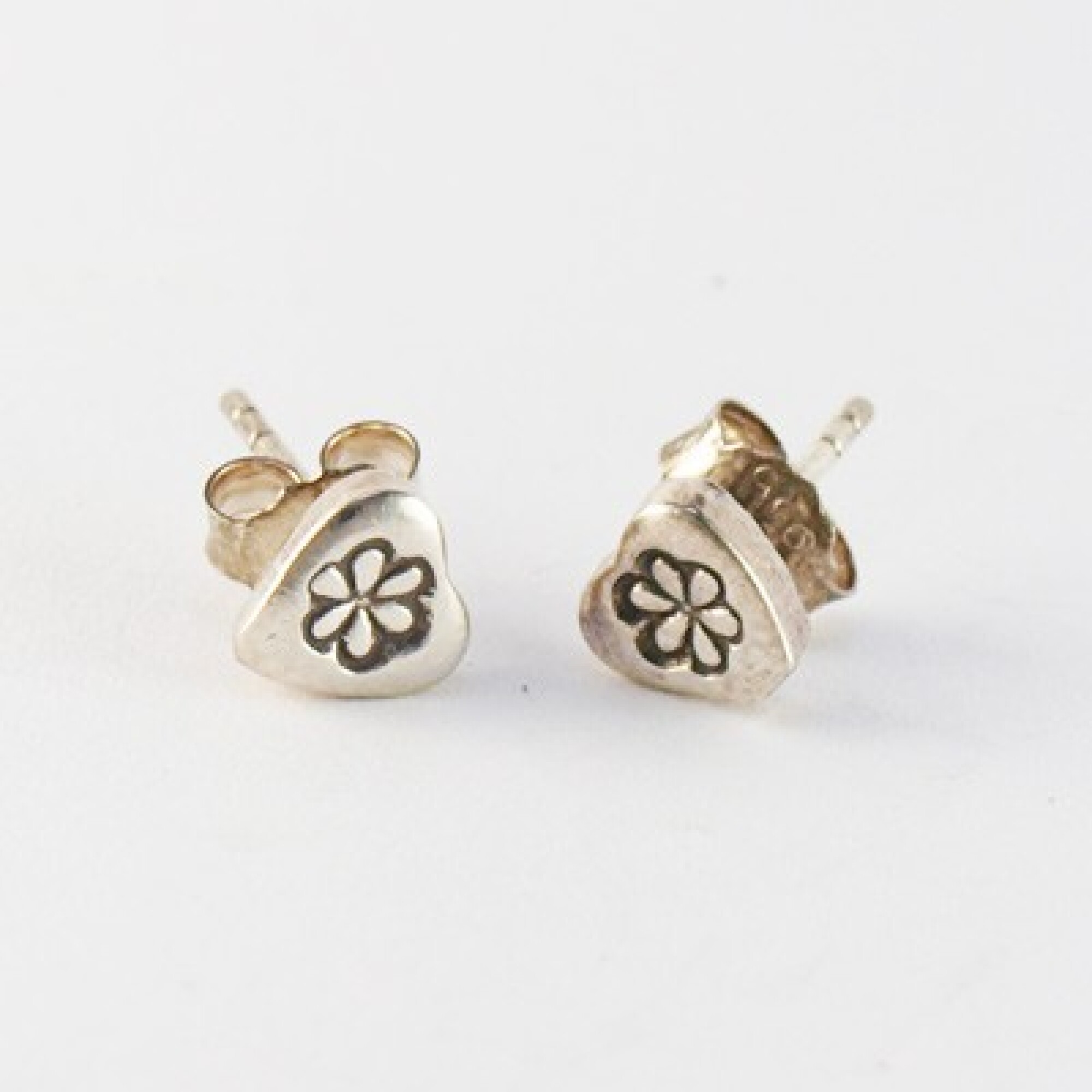Puces en argent forme coeur avec fleur gravé