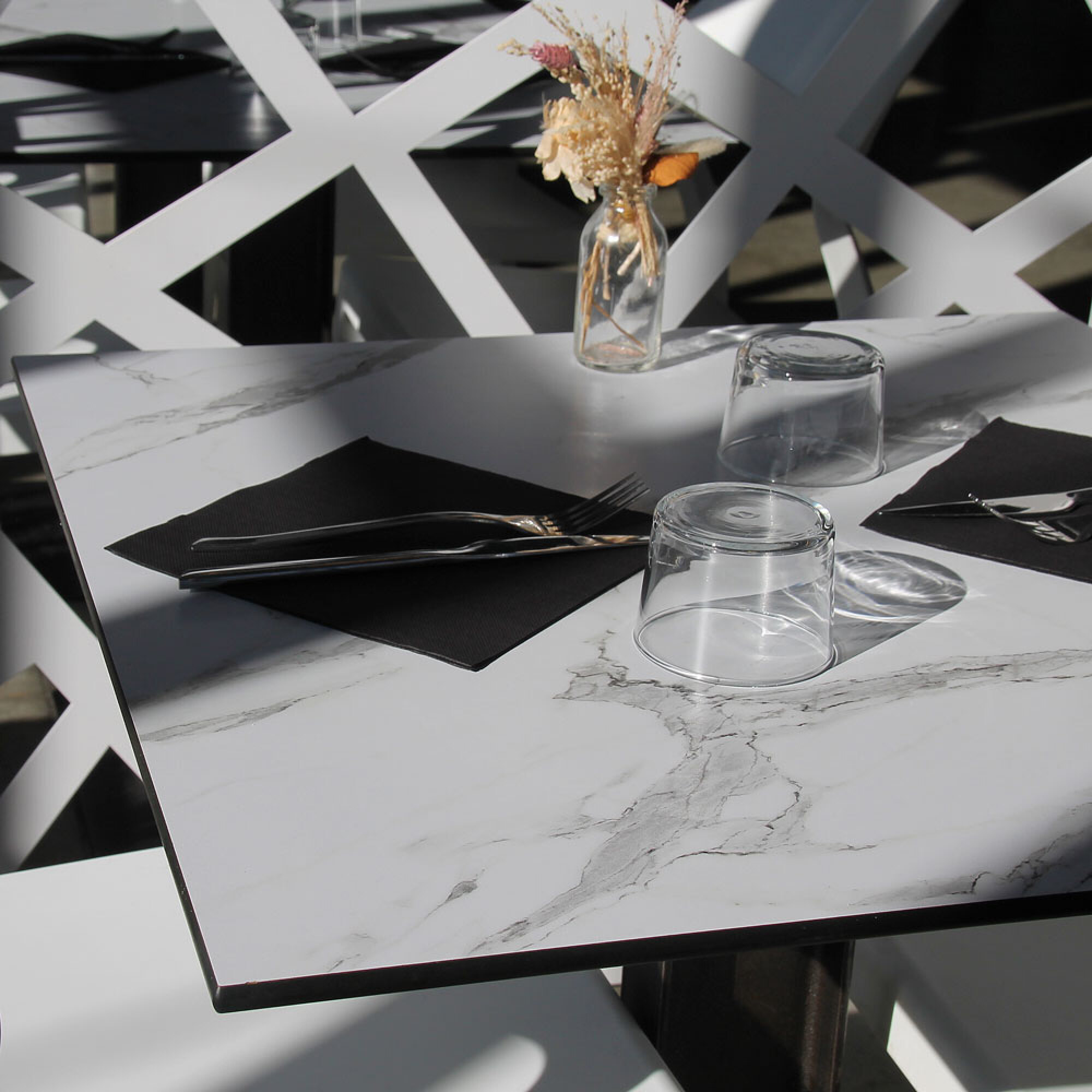 Lot de 1 table pliable marbrée + 2 chaises pour terrasse