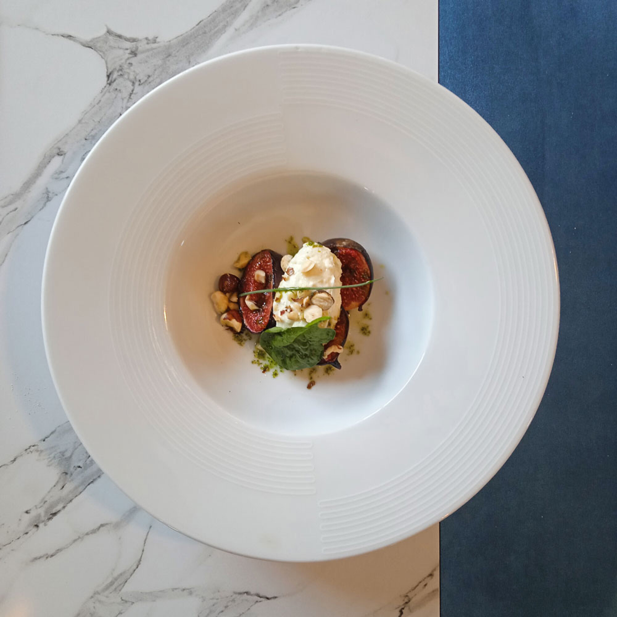 Mange-debout 70x70cm - modèle Milan marbre blanc chants laiton