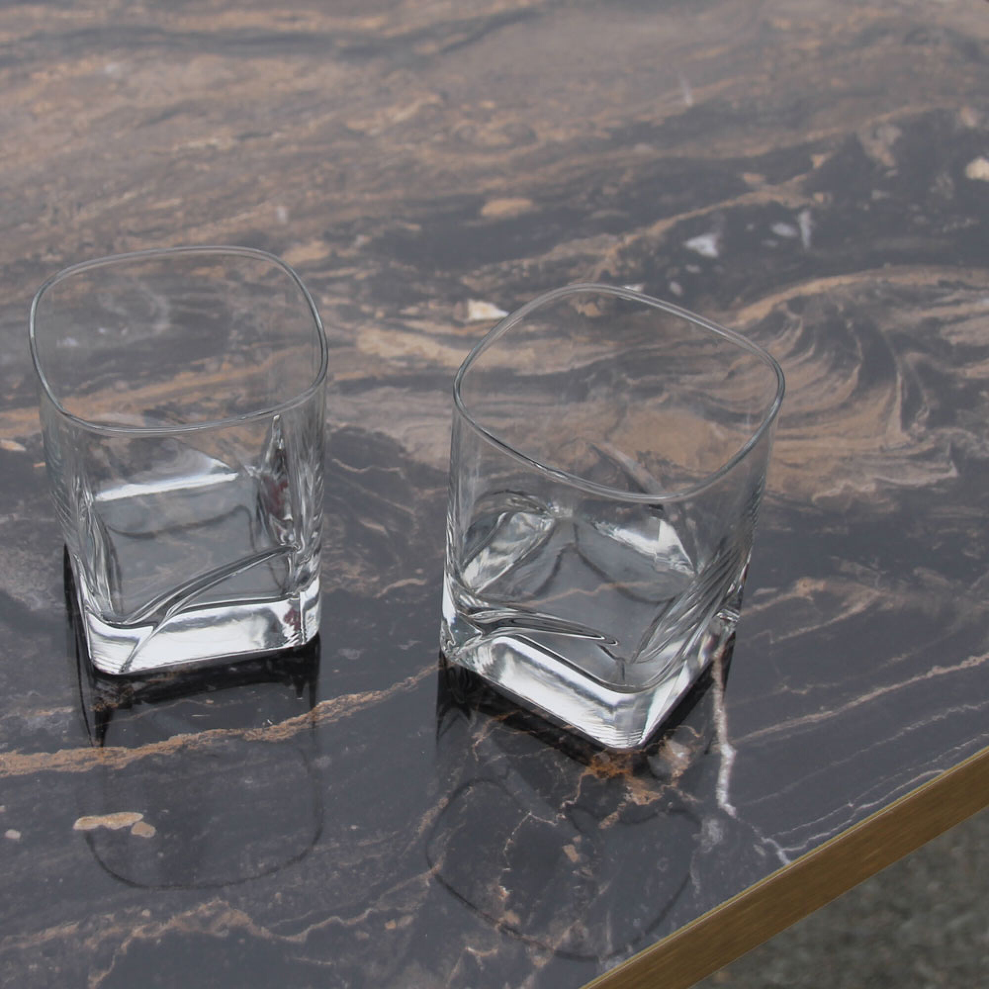 Plateau 60x60 decor marbre capuccino chants laiton