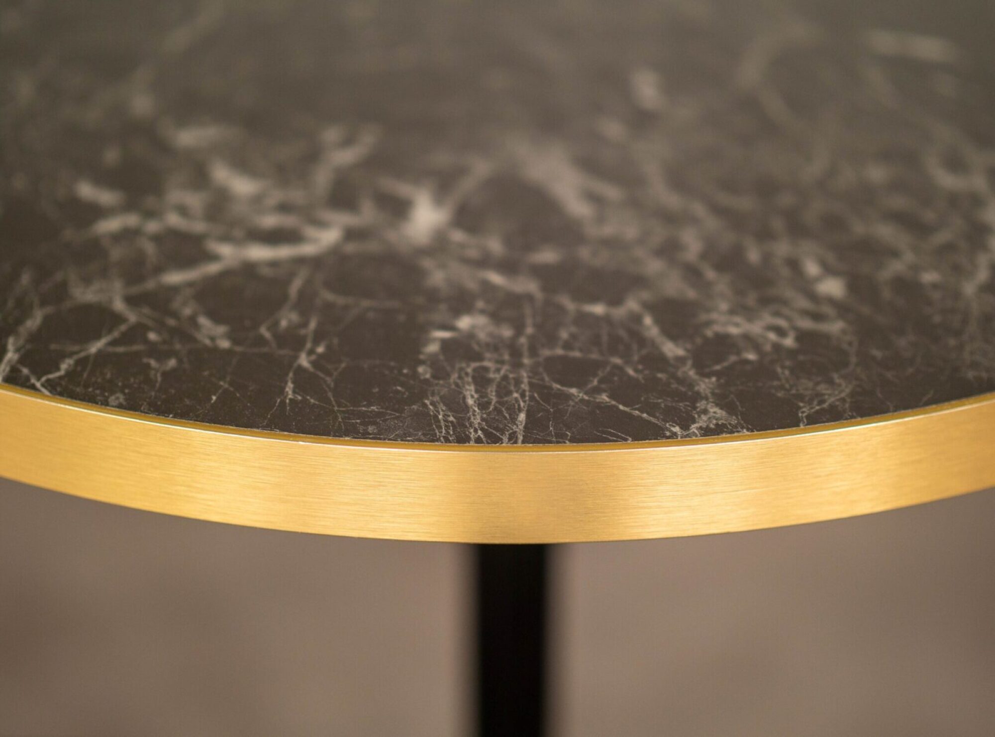 Plateau Ø70 decor marbre noir brillant chants laiton