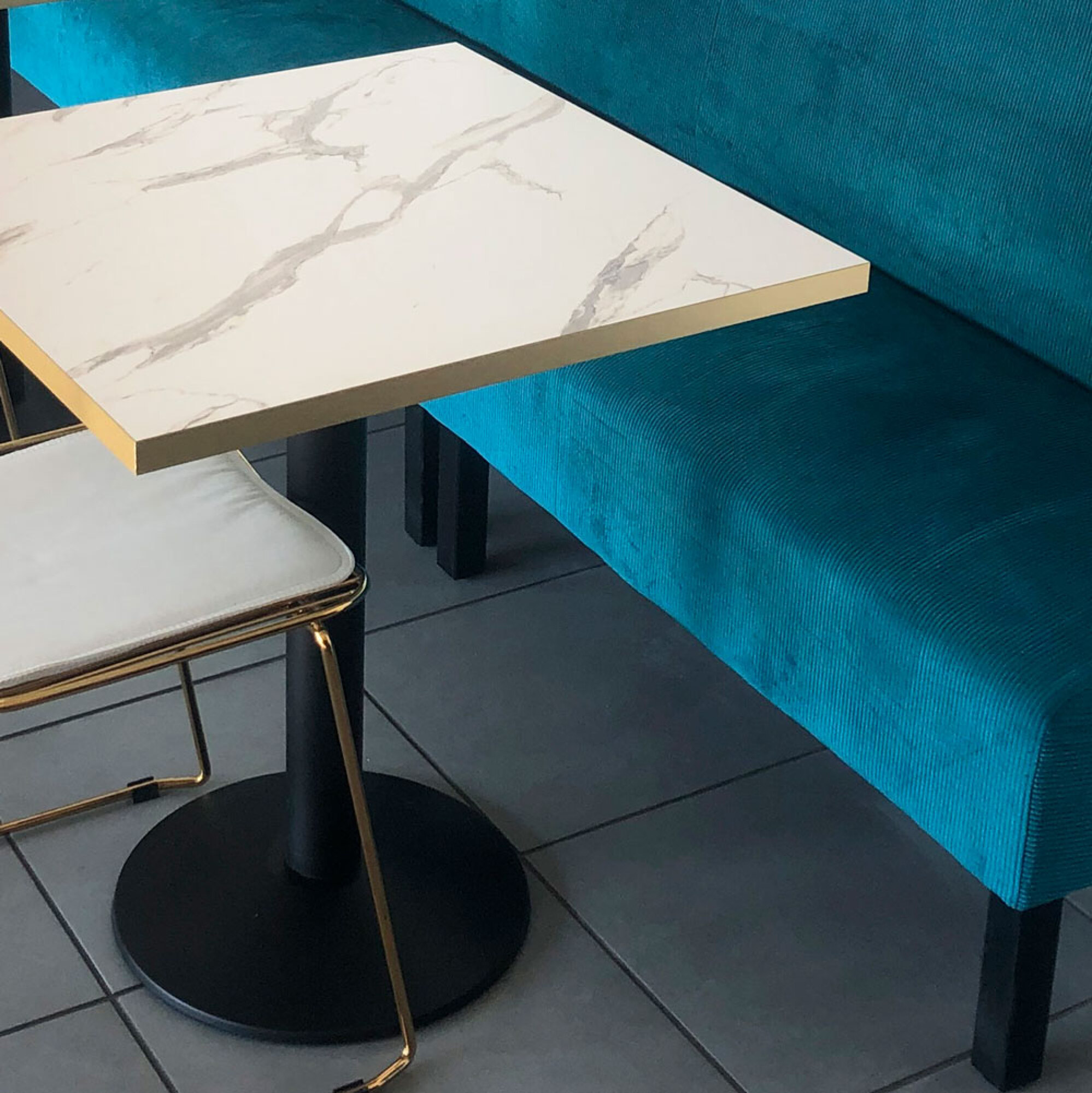 Plateau Ø90 decor marbre blanc chants laiton