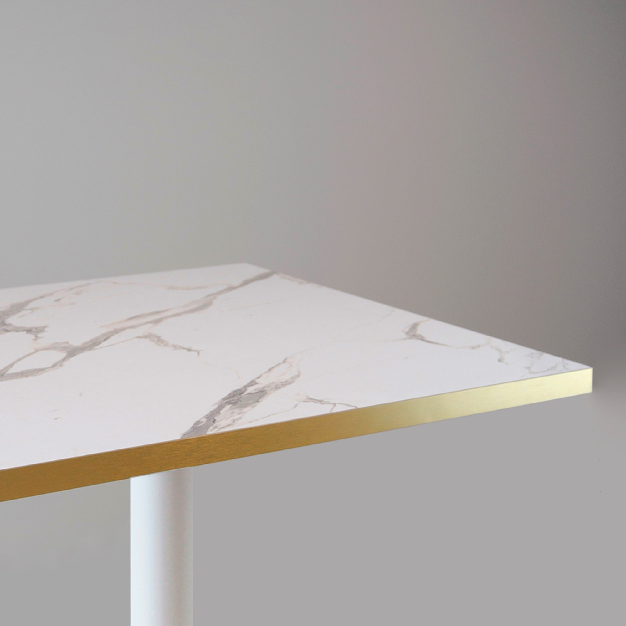 Table 120x70cm - modèle Round blanc marbre blanc chants laiton
