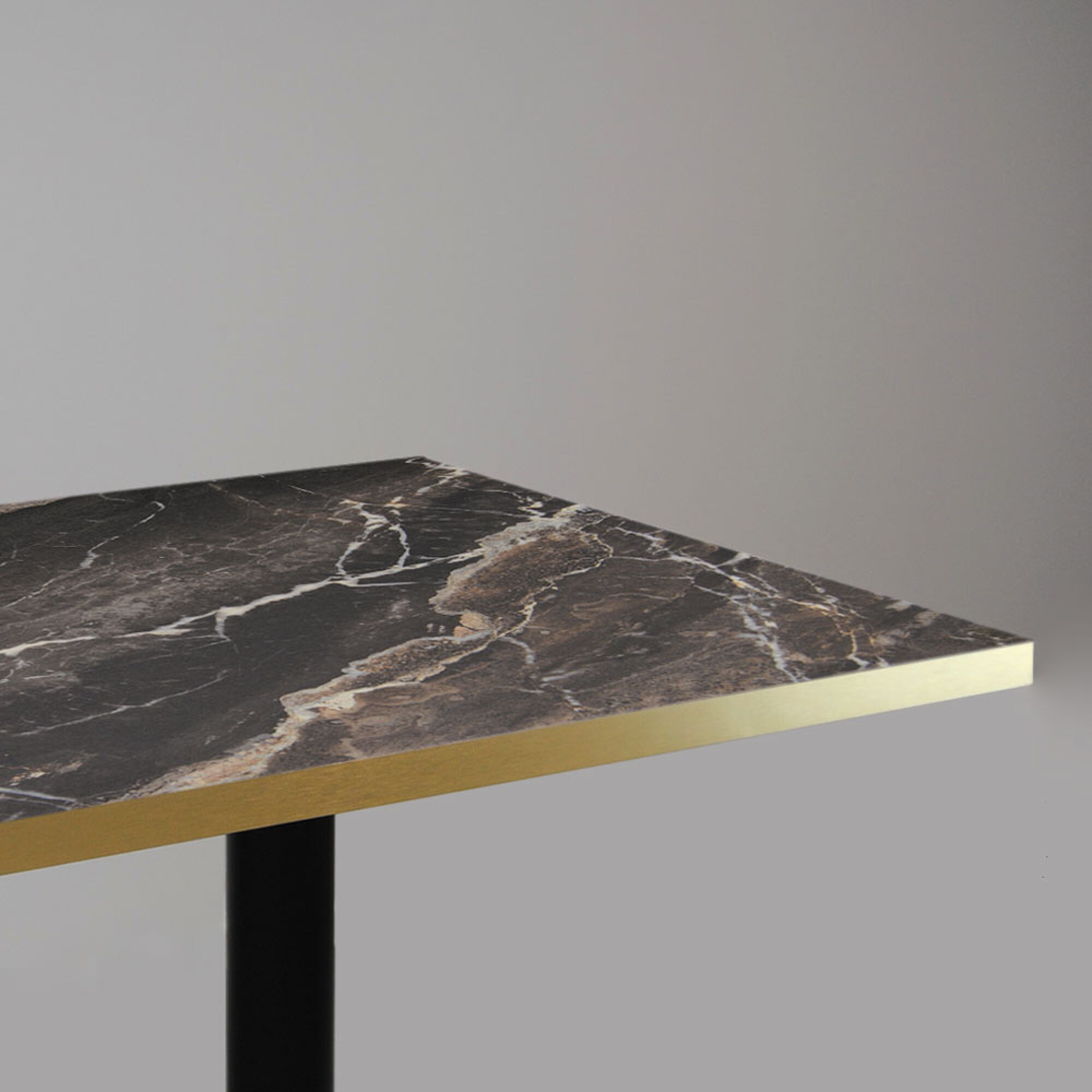 Table 120x70cm - modèle Round marbre royal chants laiton
