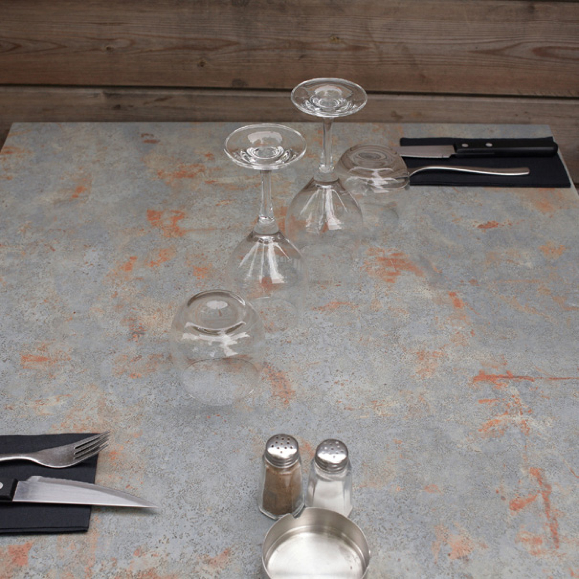 Table 160x80cm - modèle Bazila gris rouille