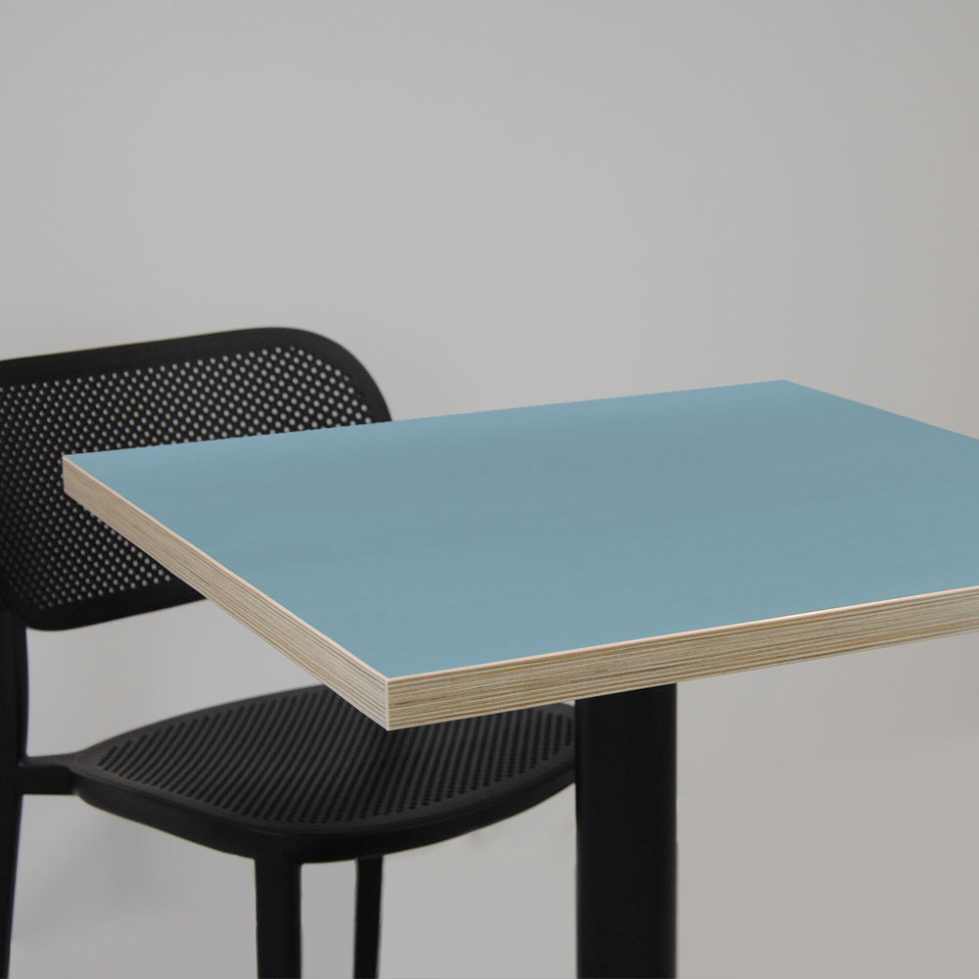 Table 70x70cm - modèle Bazila bleu cèdre chants bois