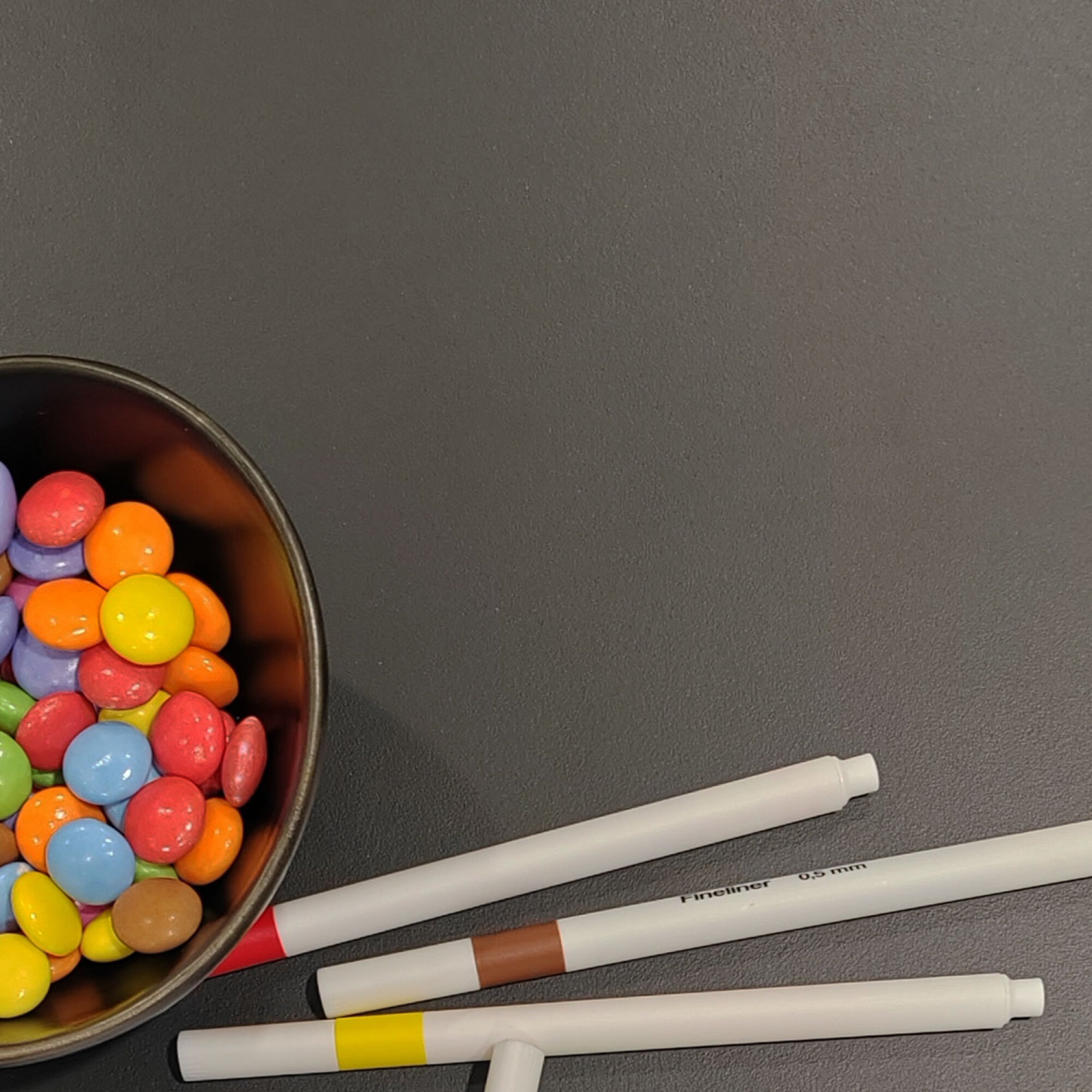 Table 70x70cm - modèle Bazila noir chants bois