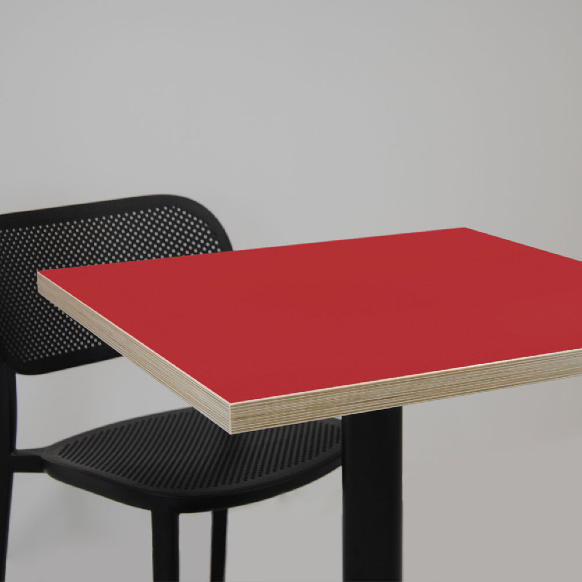 Table 70x70cm - modèle Bazila rouge chants bois