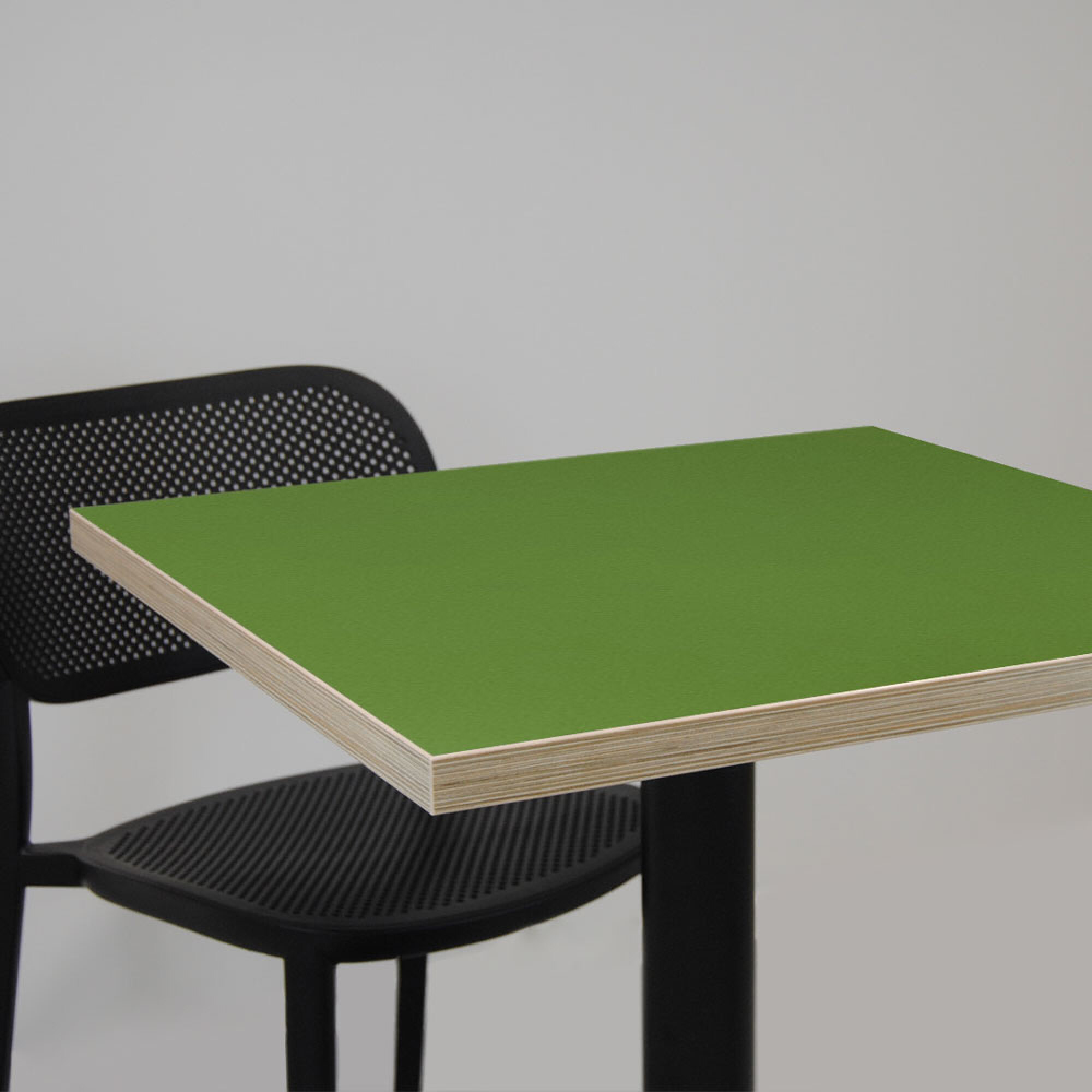 Table 70x70cm - modèle Bazila vert chants bois