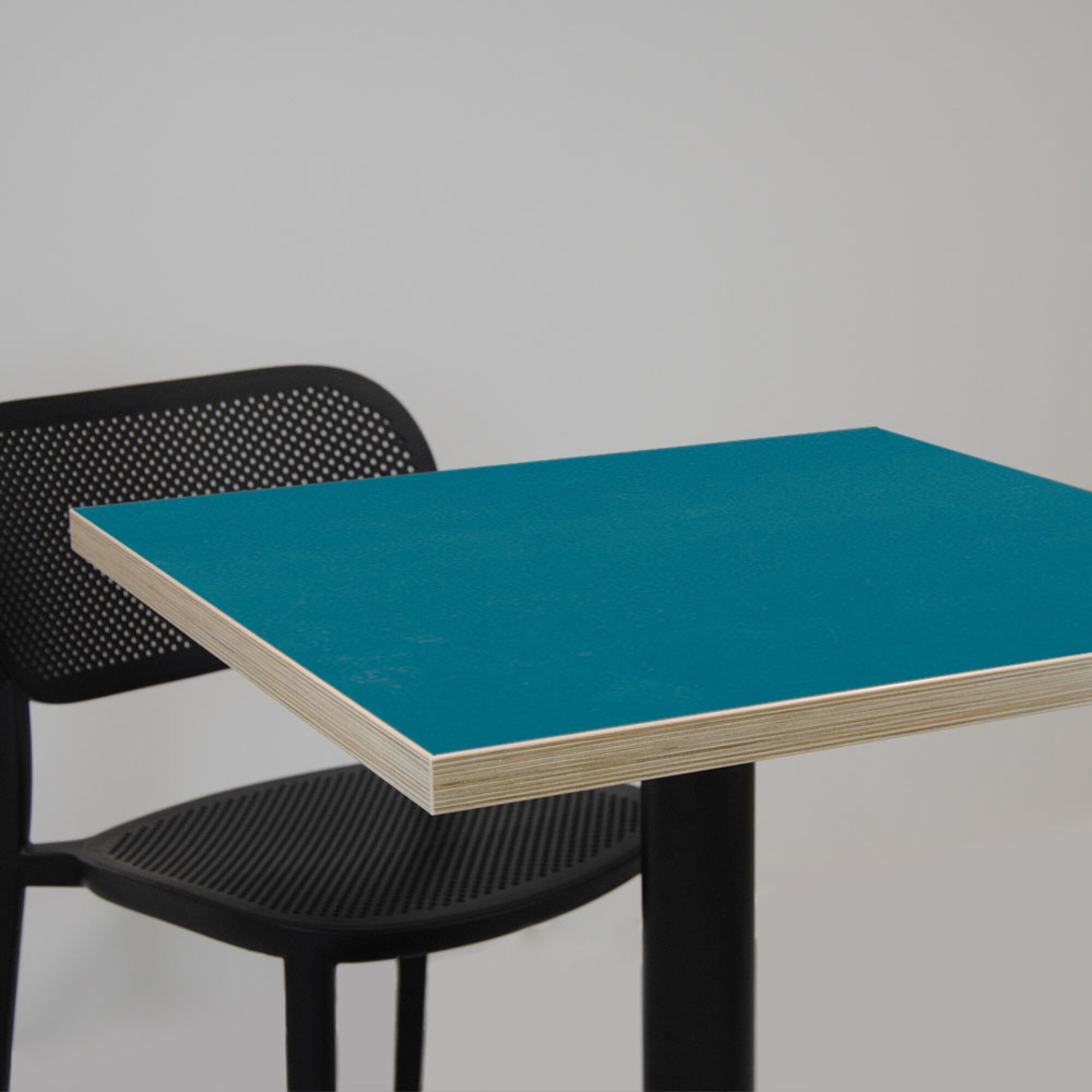 Table 70x70cm - modèle Dina bleu chants bois