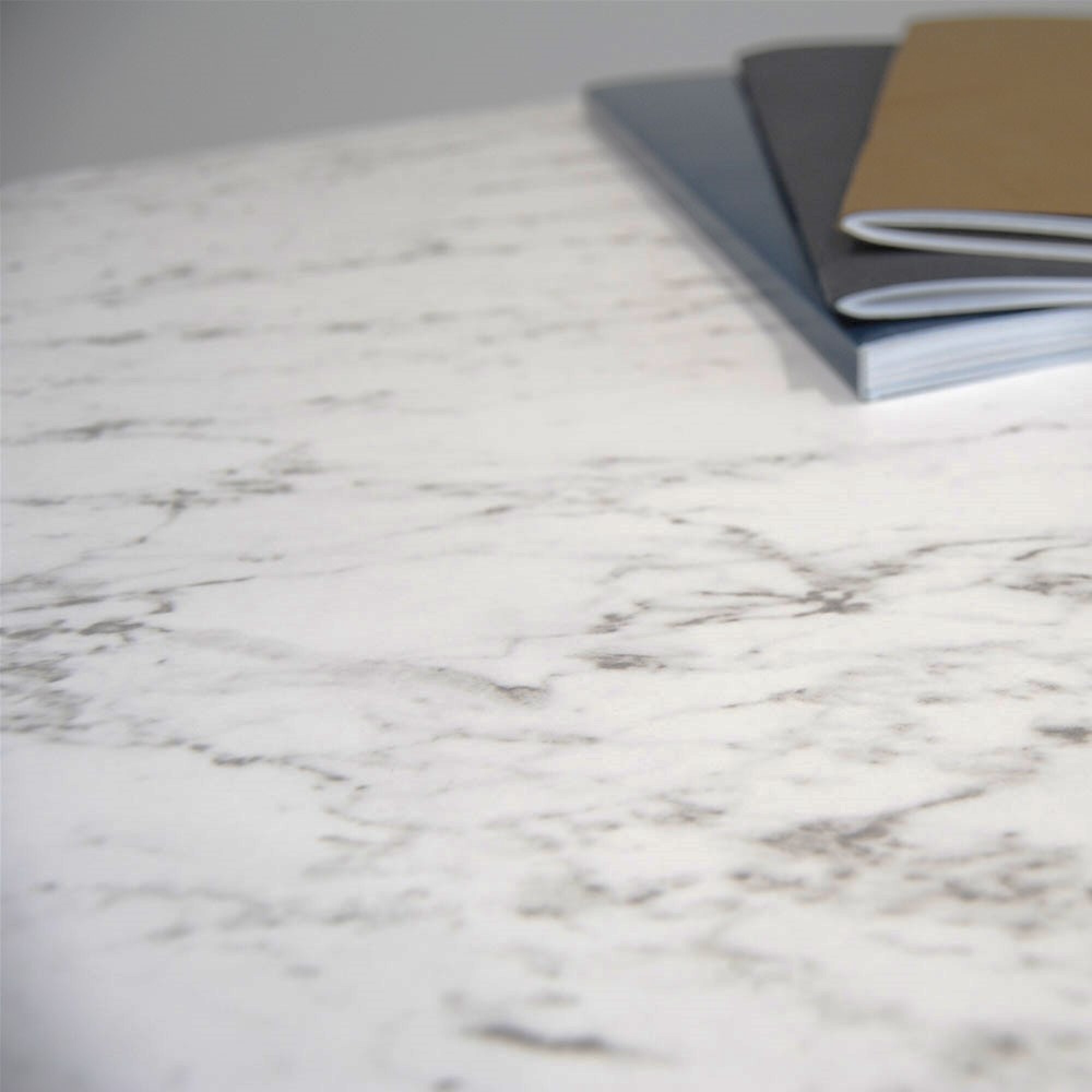 Table 70x70cm - modèle Milan marbre calacatta chants laiton